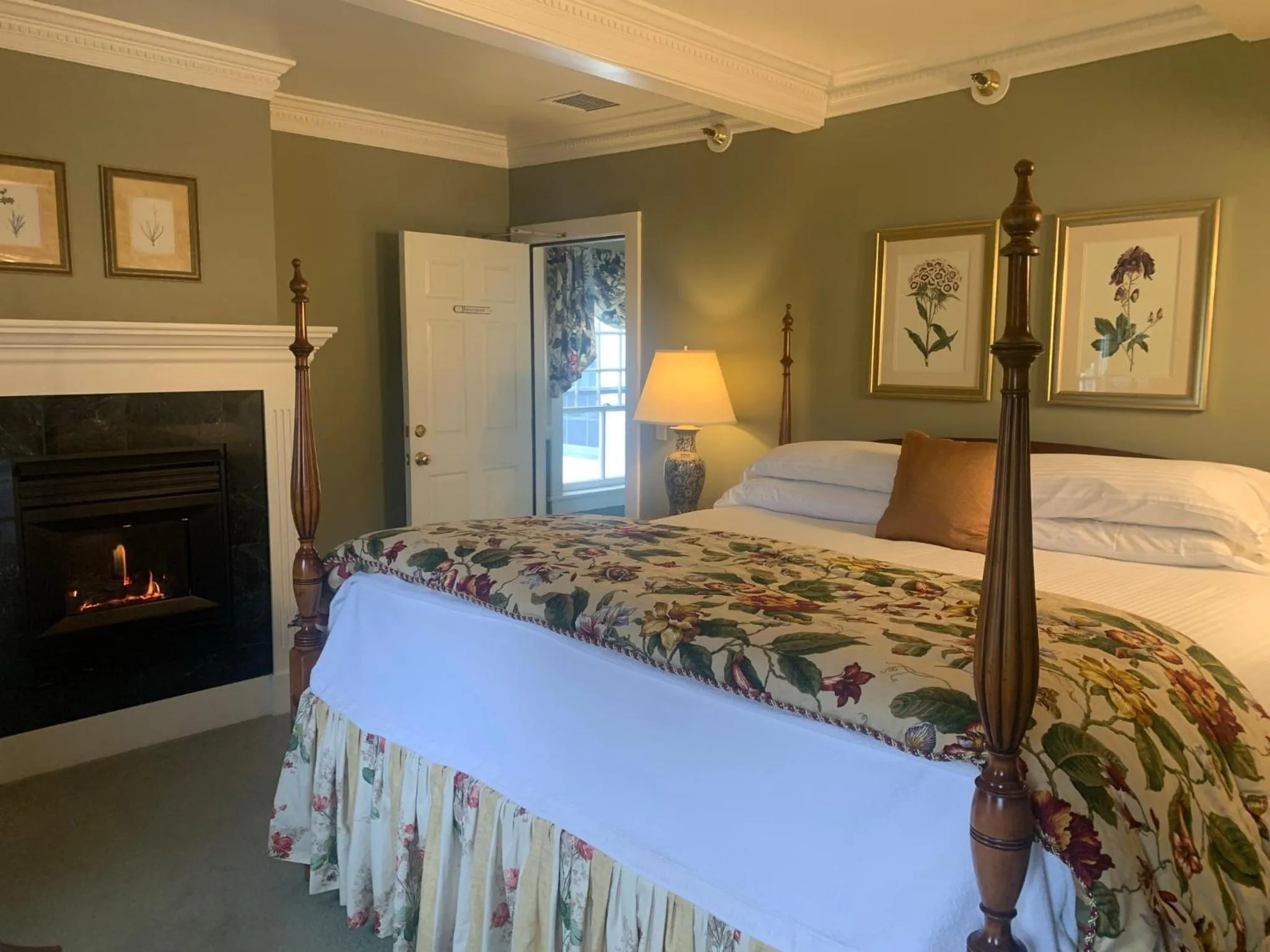 Bed in The INN at Ormsby Hill