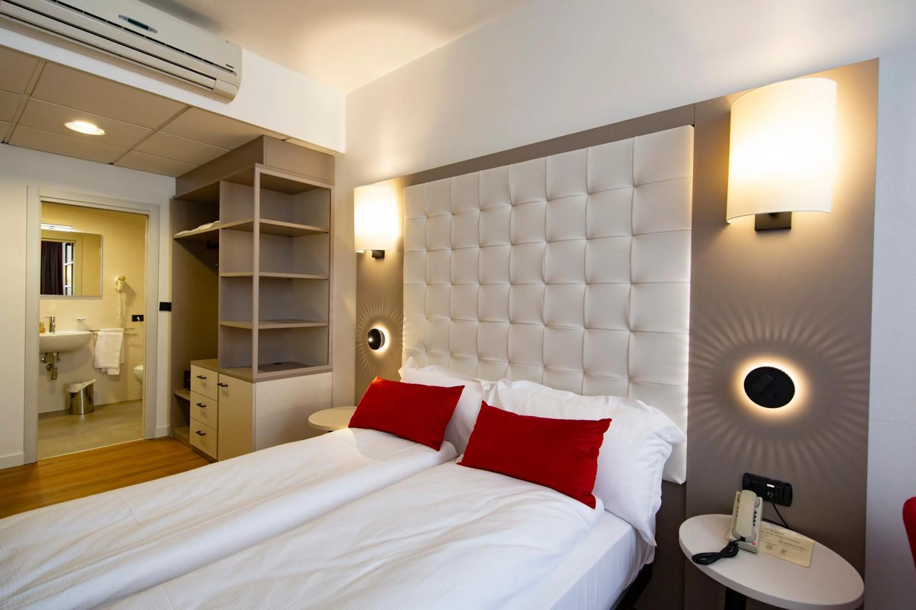 Bathroom, Bed in Hotel Centrale