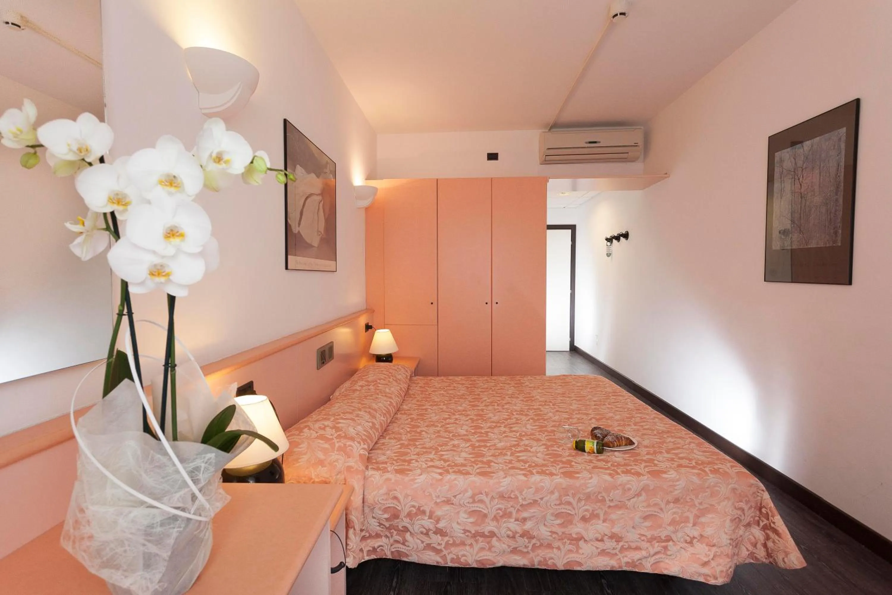 Photo of the whole room, Bed in Hotel Centrale