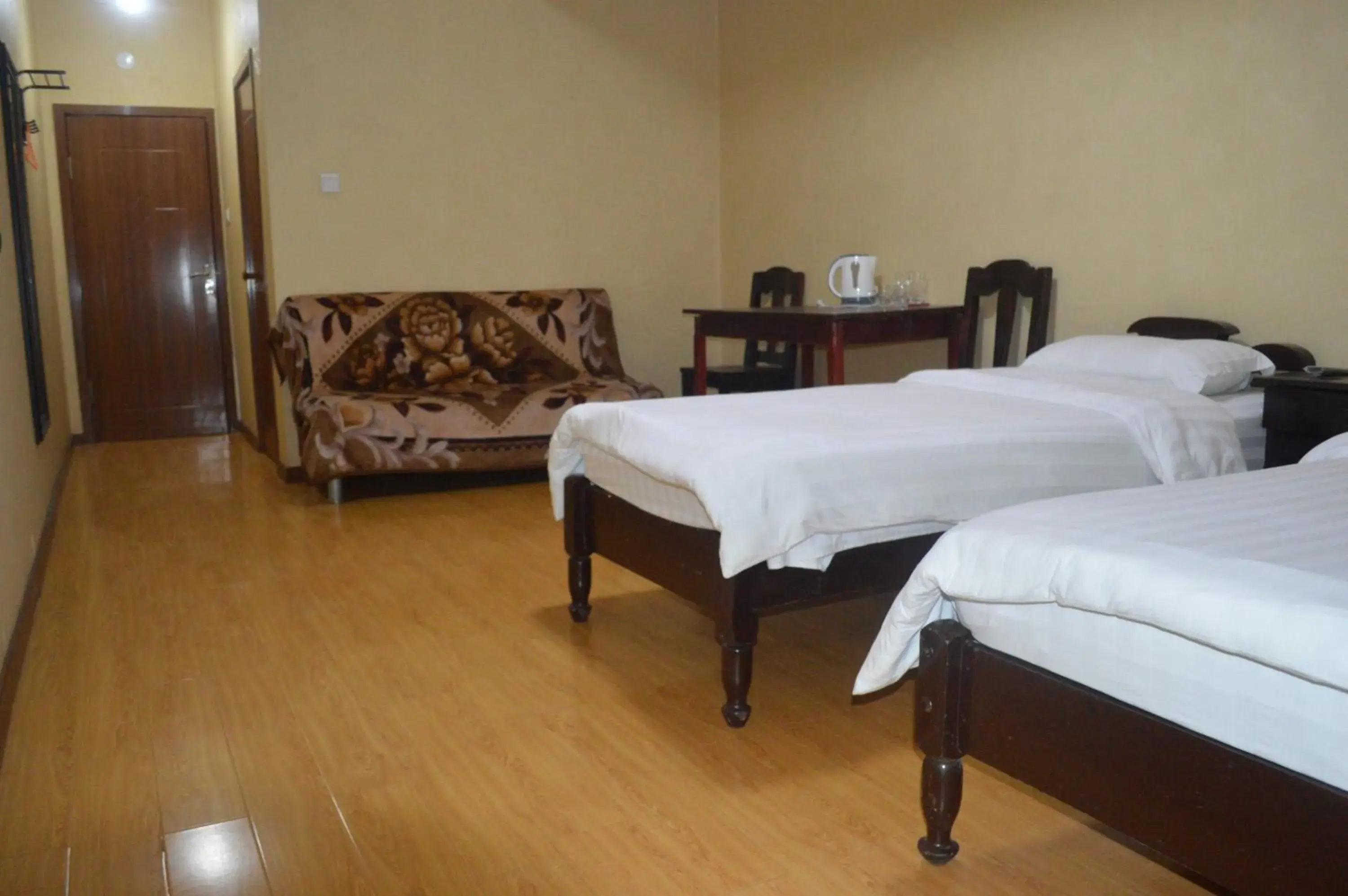 Twin Room with Private Bathroom in Land Hotel Twin Room with Private Bathroom in Land Hotel