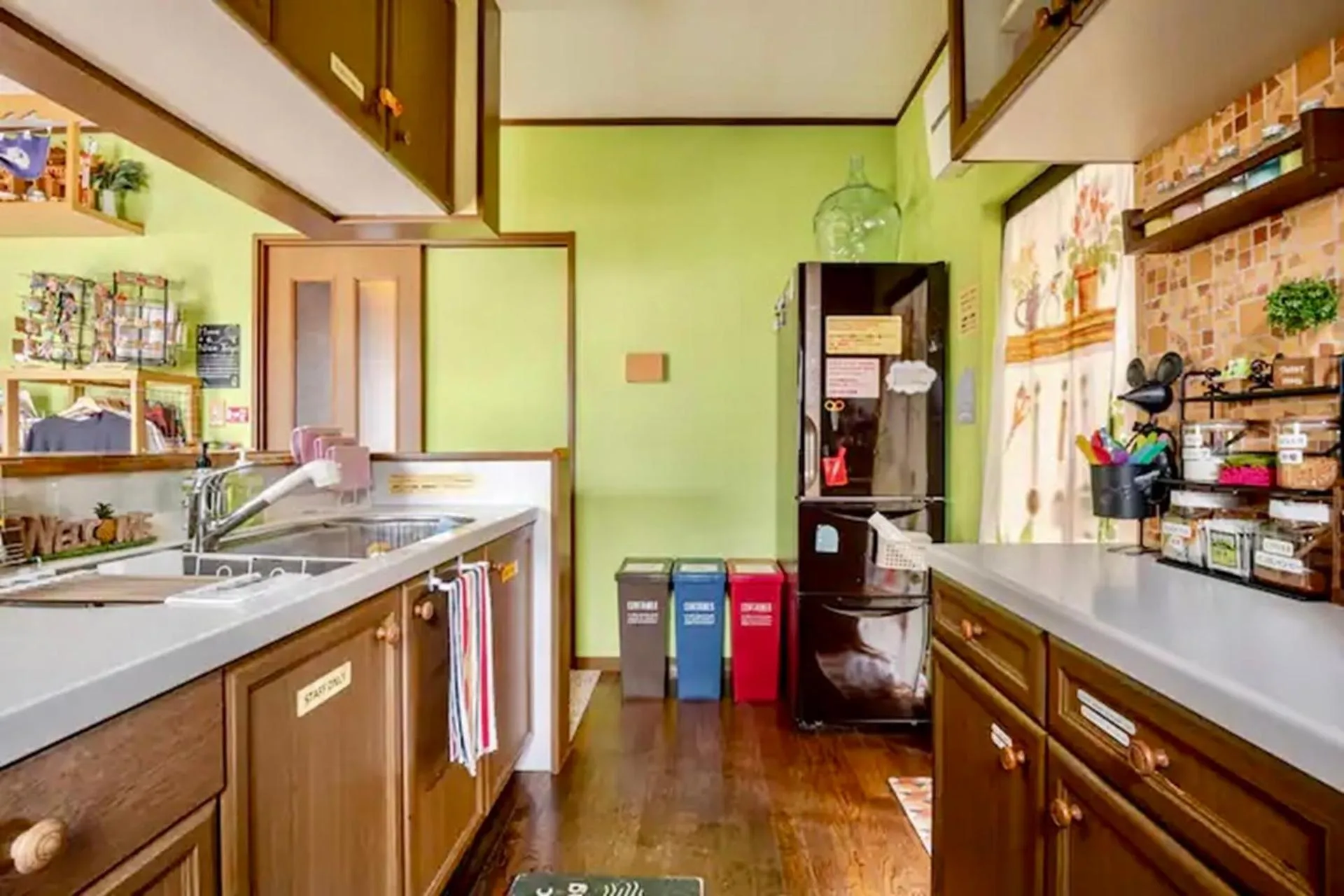 Communal kitchen in Guesthouse Murabito