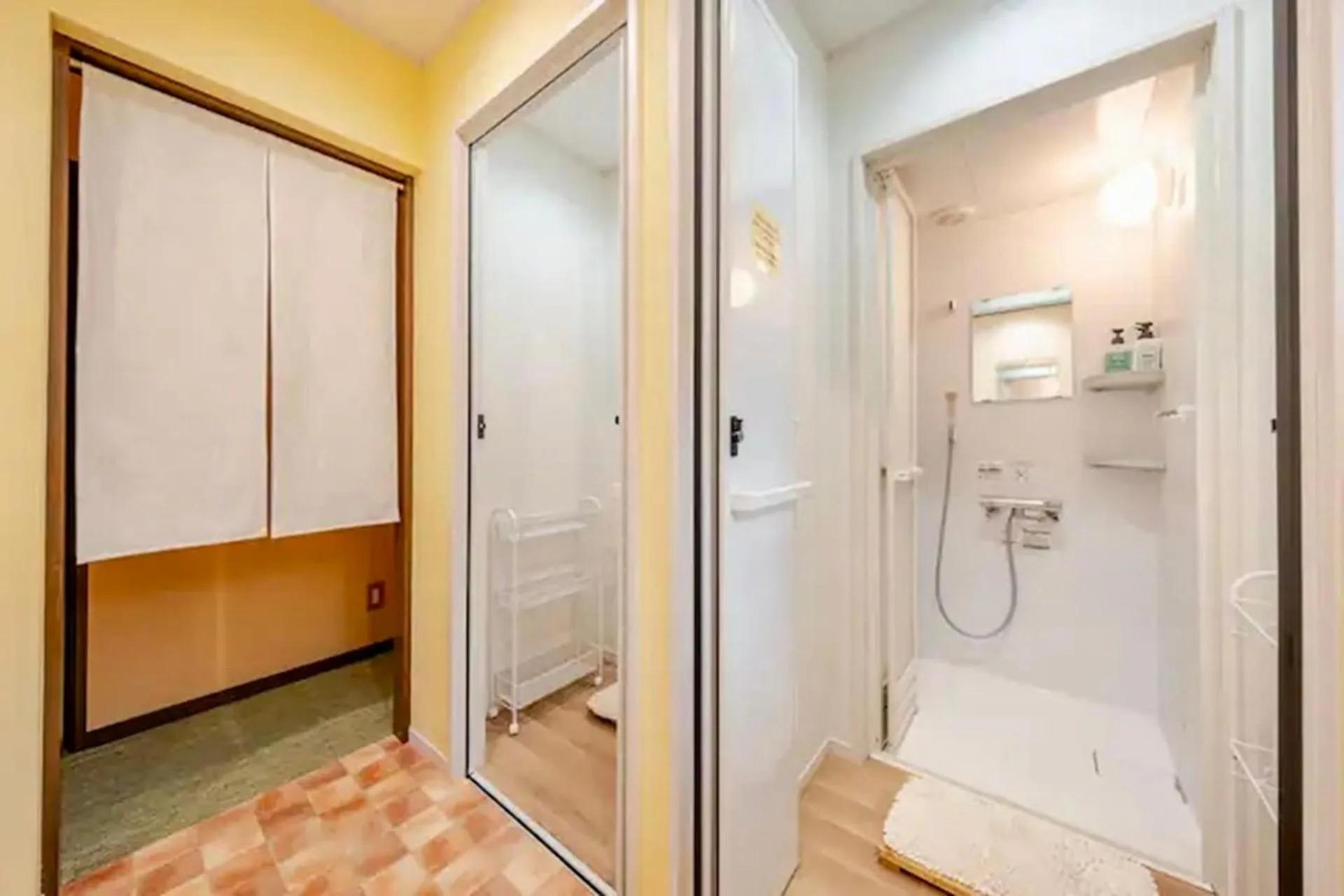 Shower in Guesthouse Murabito