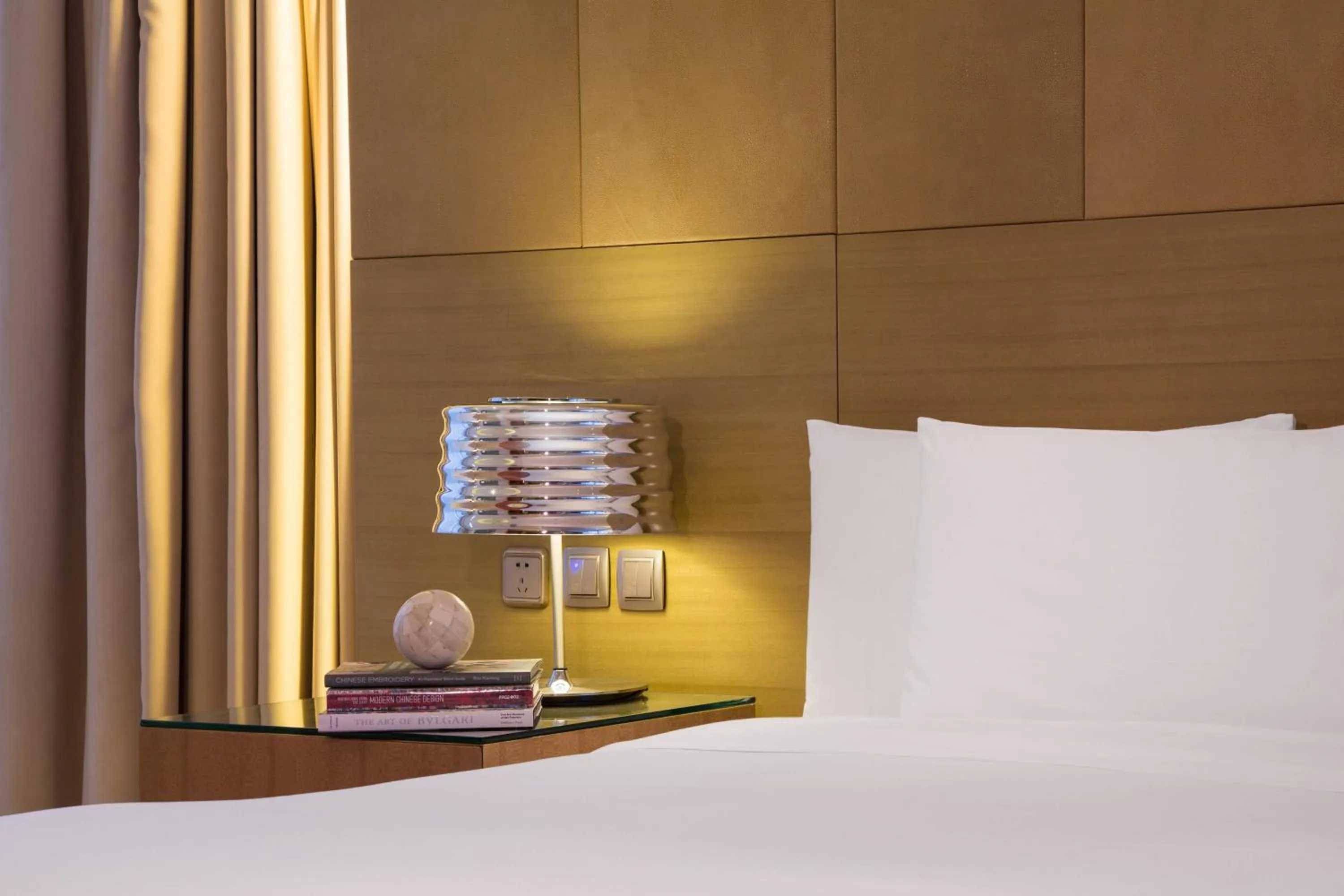 Photo of the whole room, Bed in Renaissance Chengdu Hotel