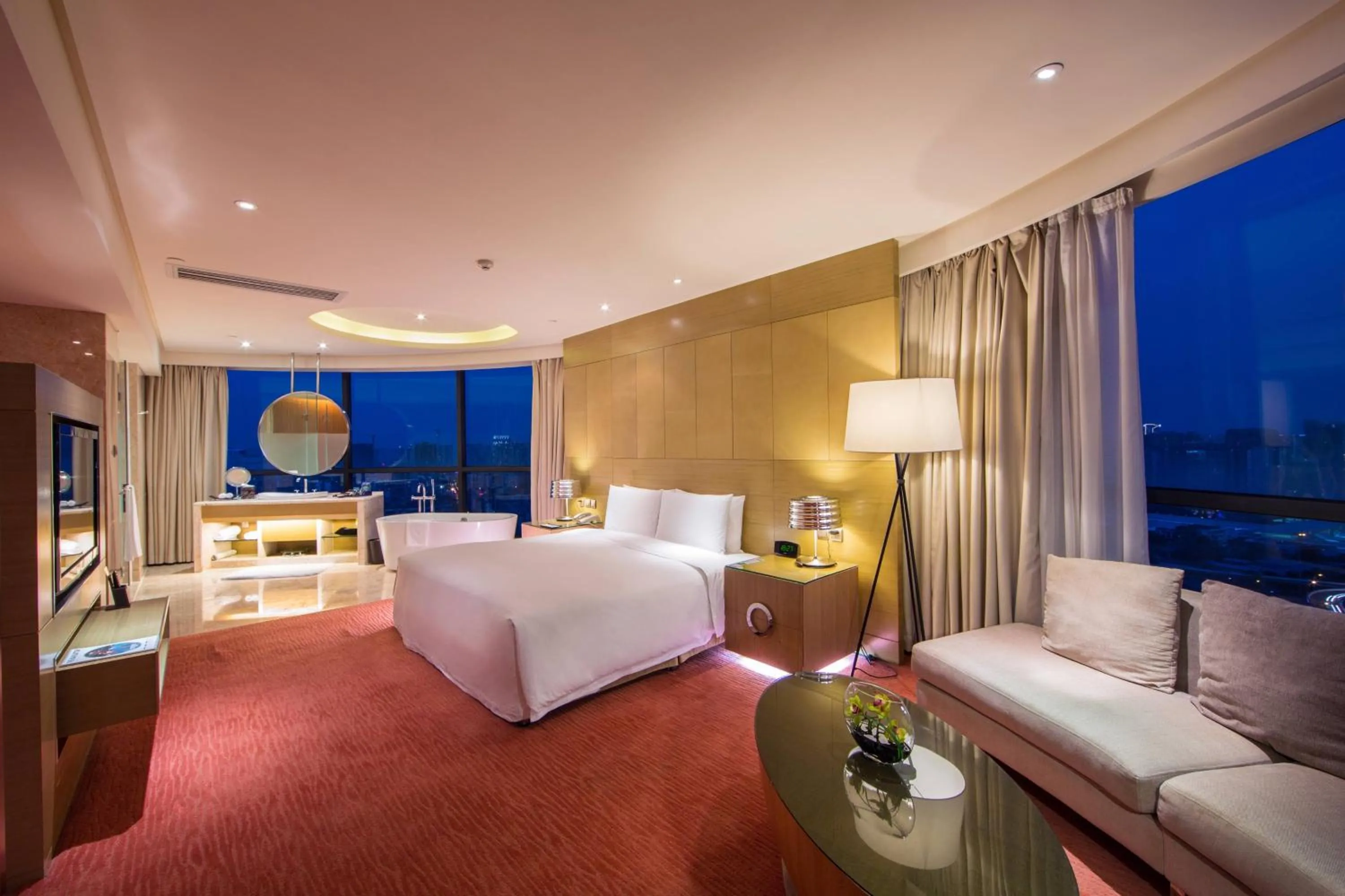 Photo of the whole room, Bed in Renaissance Chengdu Hotel