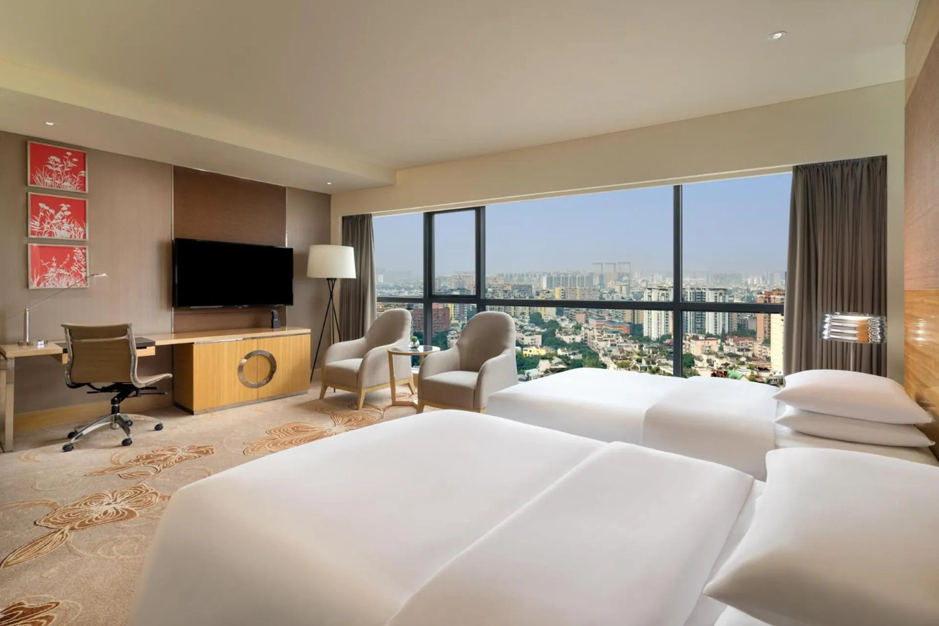 Photo of the whole room, Bed in Renaissance Chengdu Hotel
