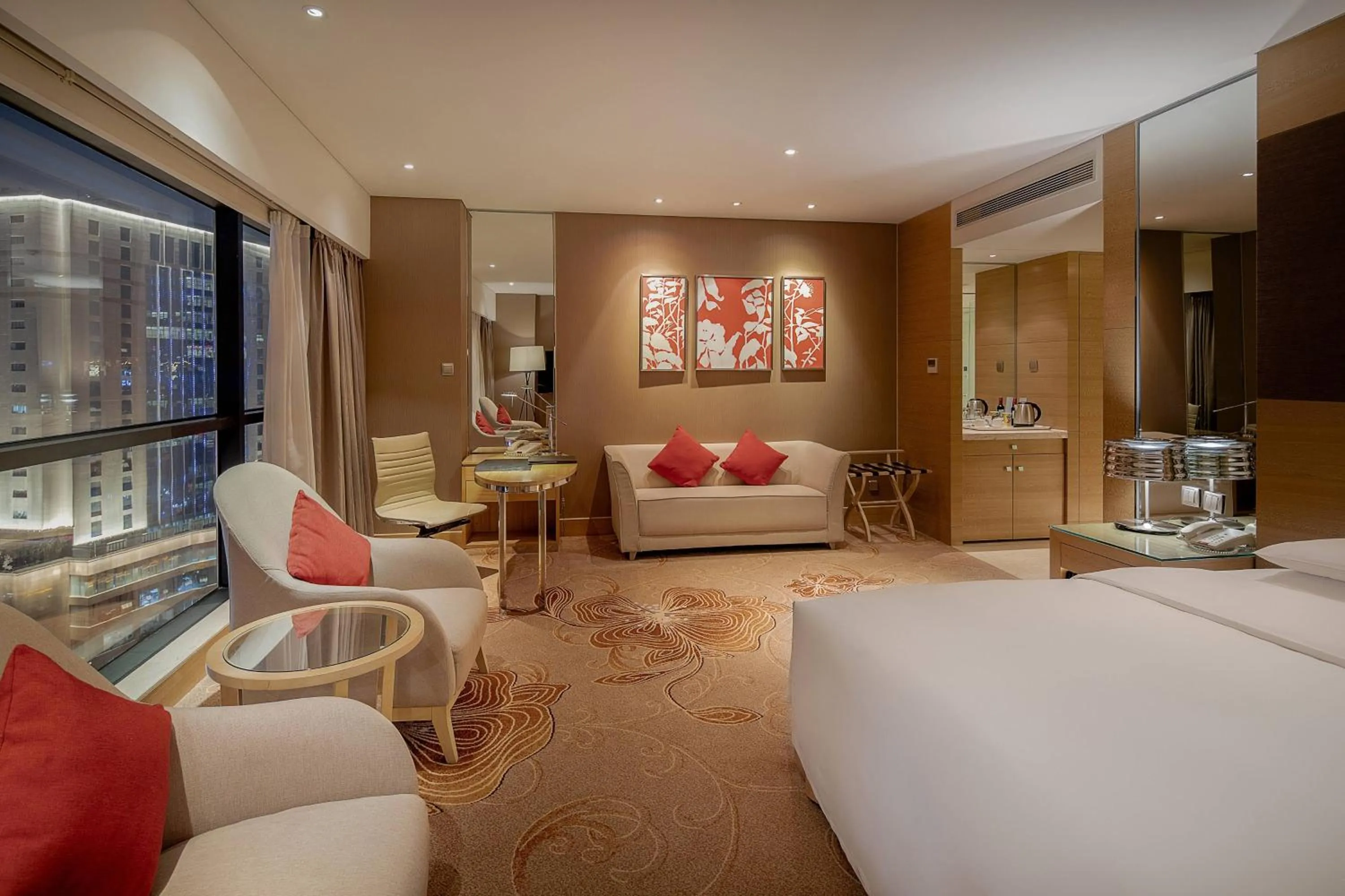 Photo of the whole room, Bed in Renaissance Chengdu Hotel