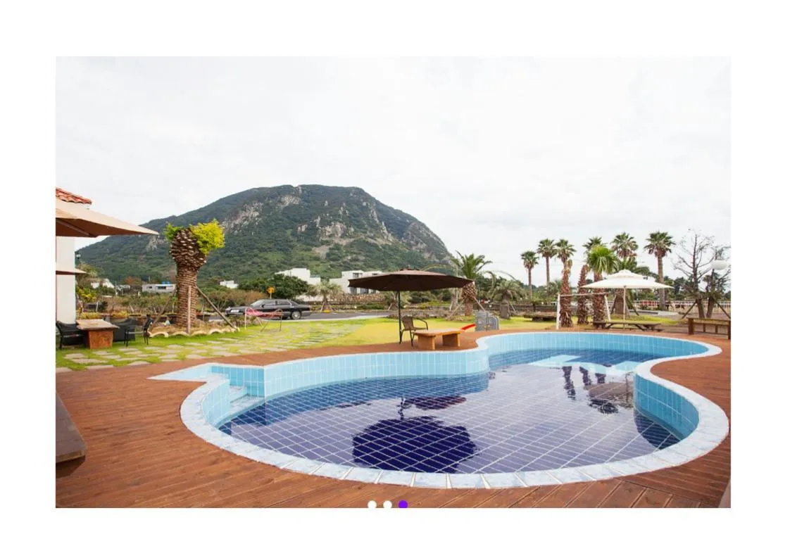 Swimming pool in MJ Pension & Resort