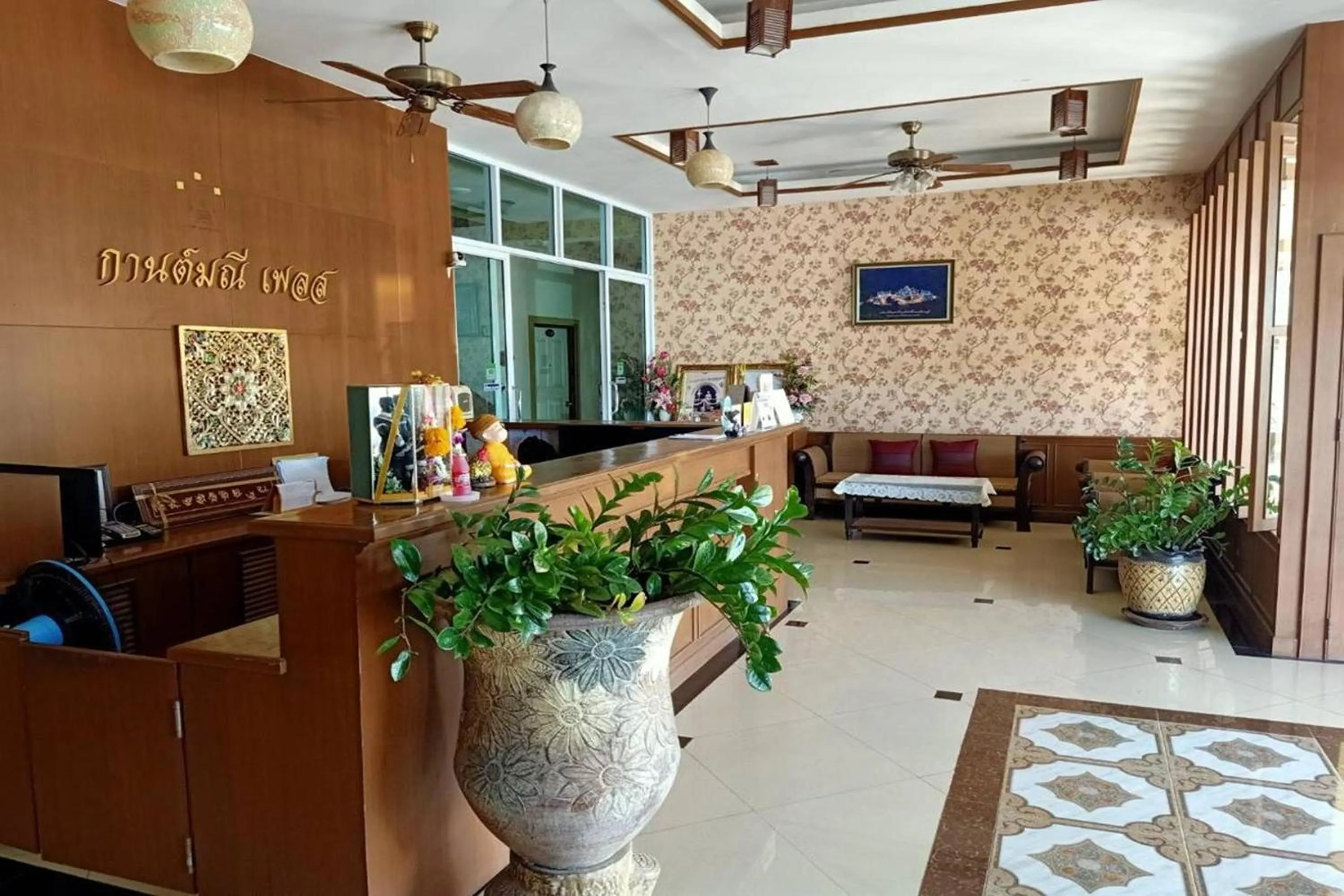 Seating area in Karnmanee Place Hotel