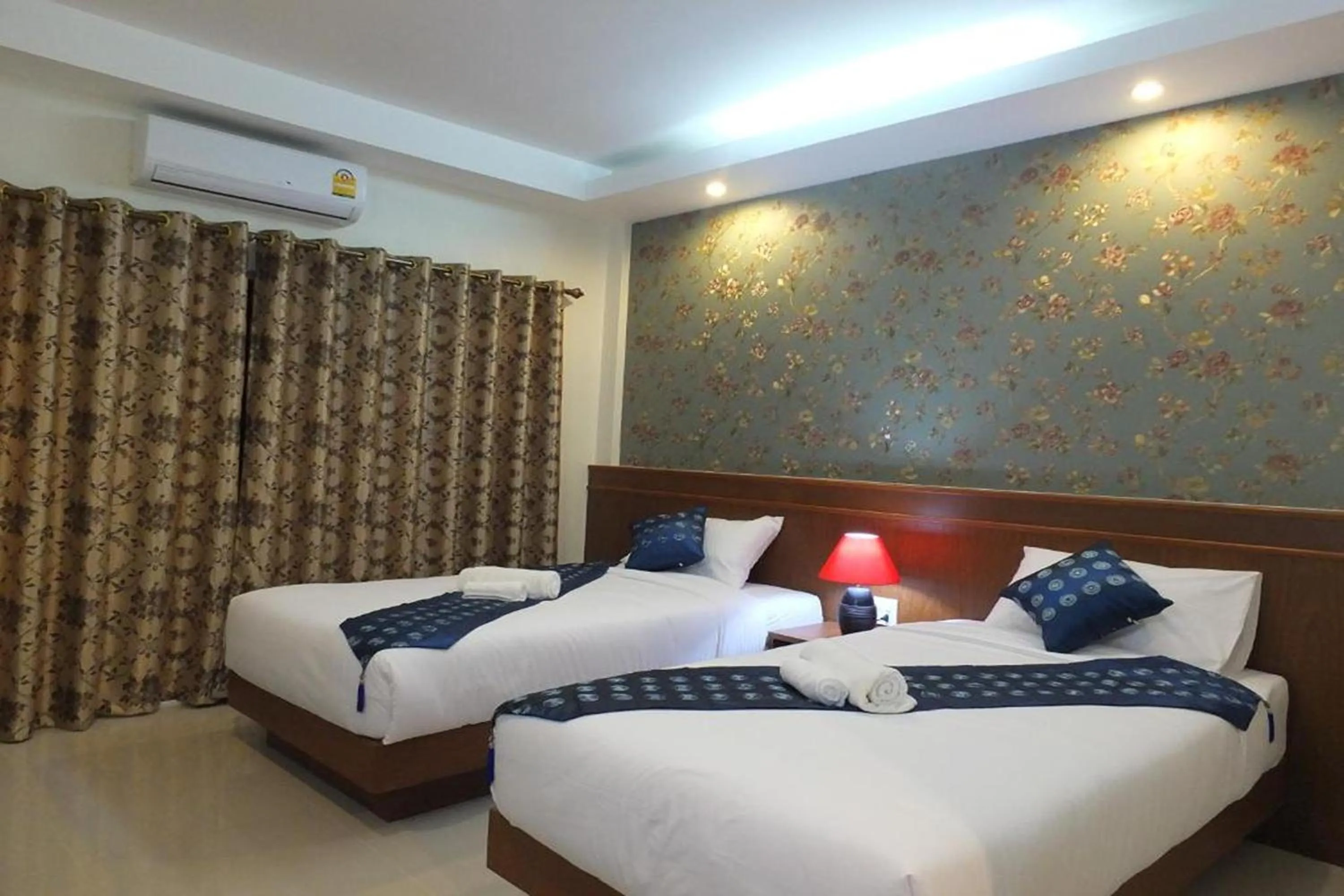 Bed in Karnmanee Place Hotel