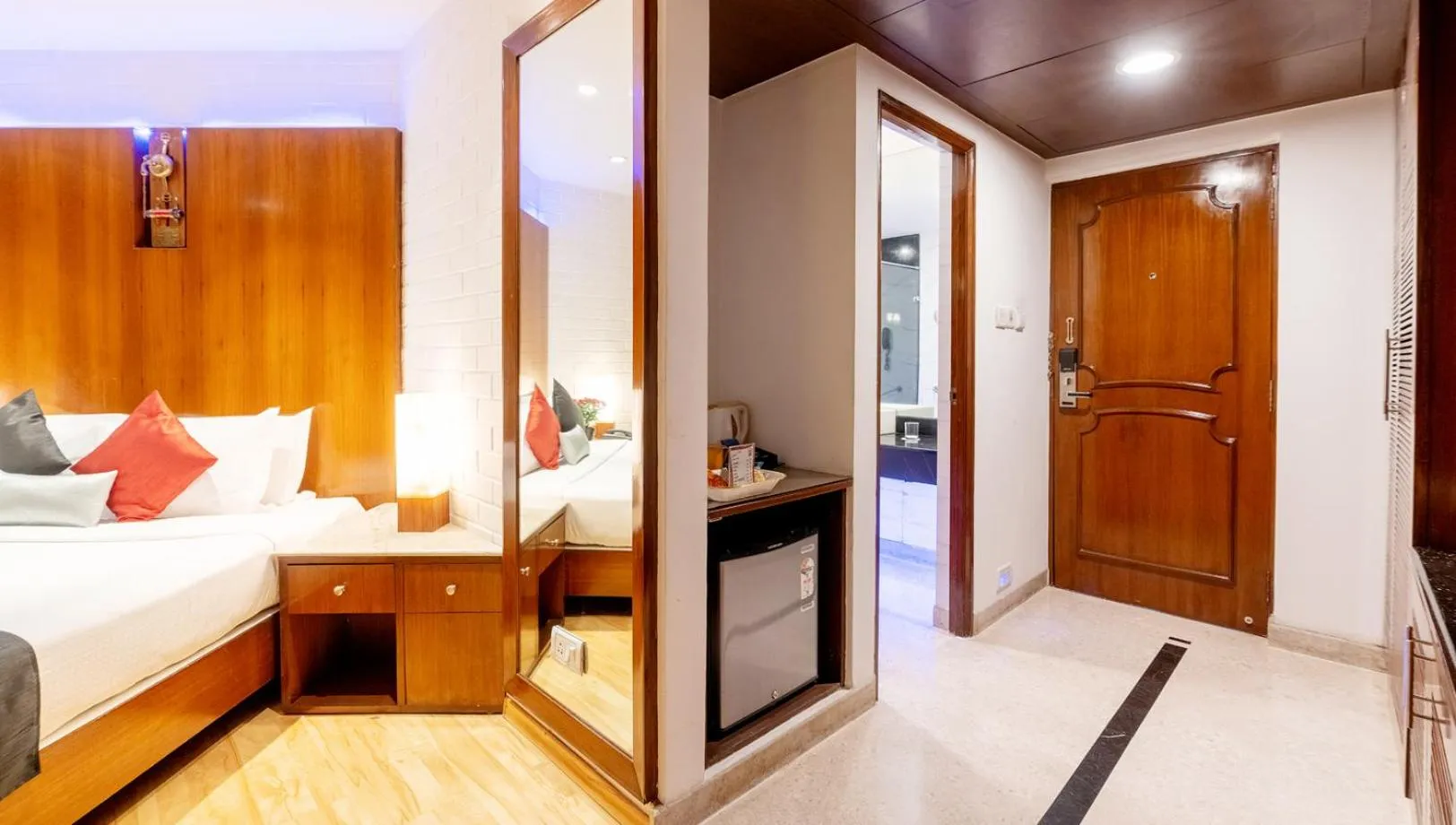 Bathroom, Bed in SFO Hotel and Suites