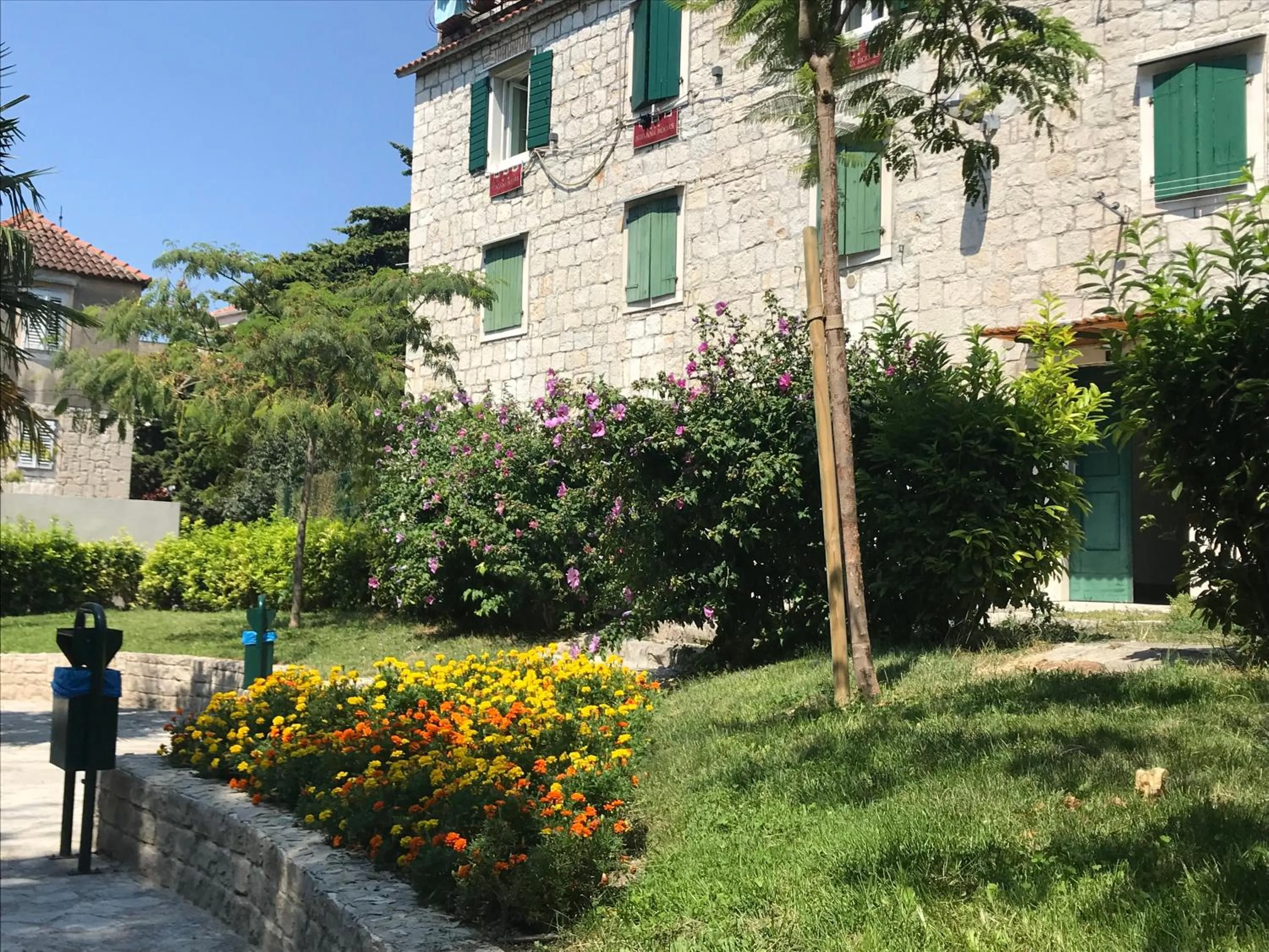 Property building in Nirvana Rooms & Apartments