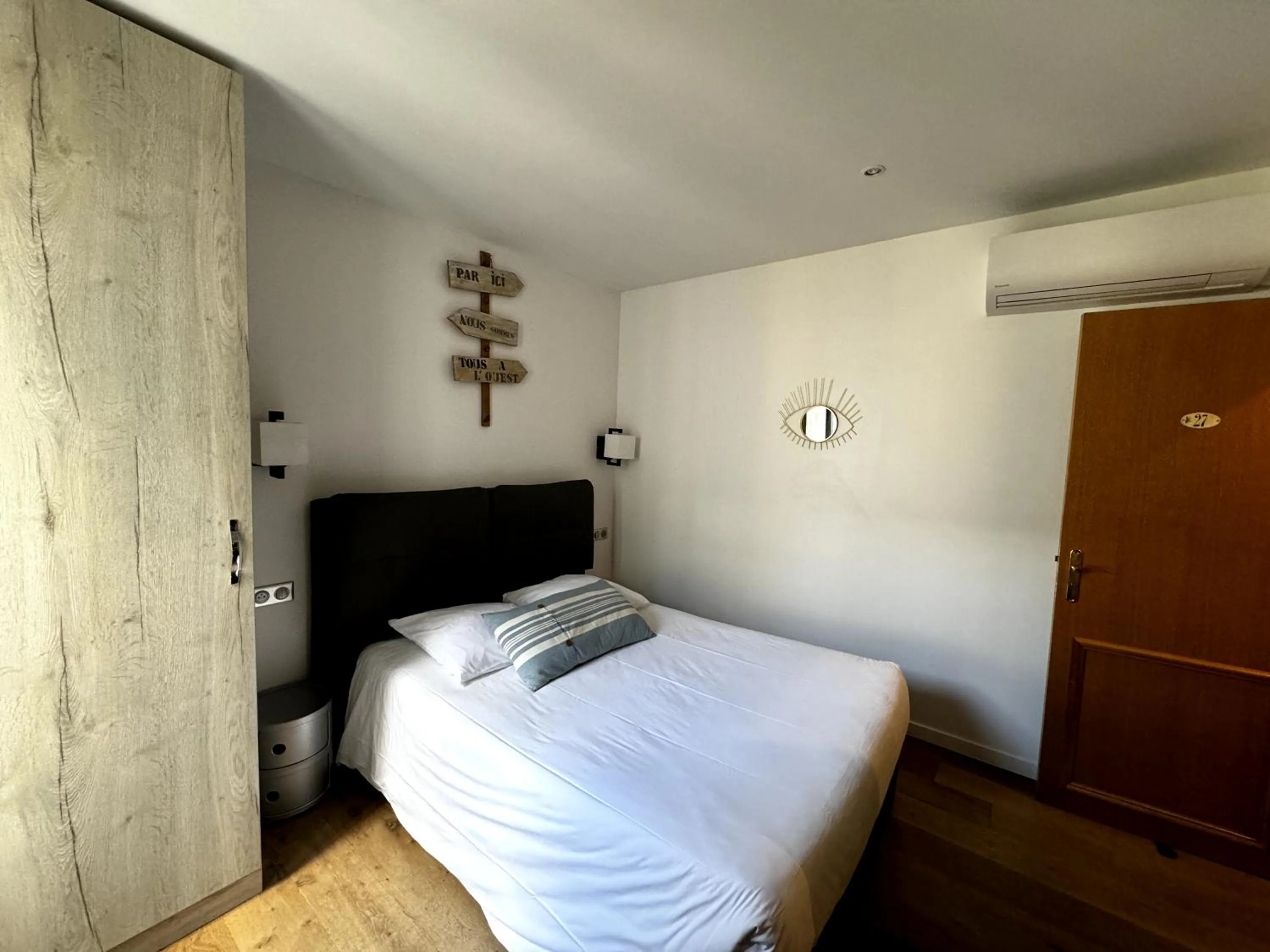 Photo of the whole room, Bed in L'Amiral