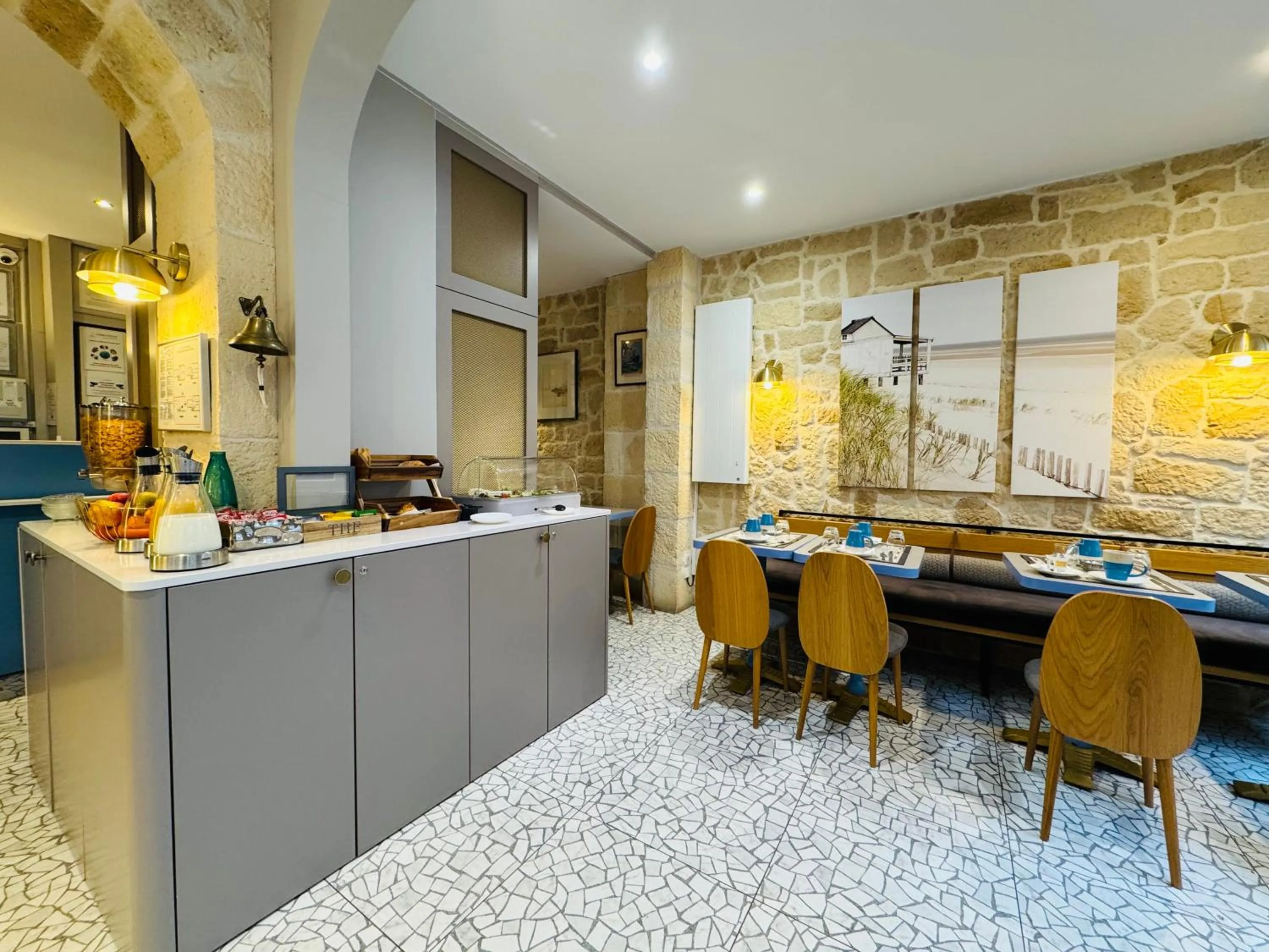 Breakfast in Hôtel L'Amiral