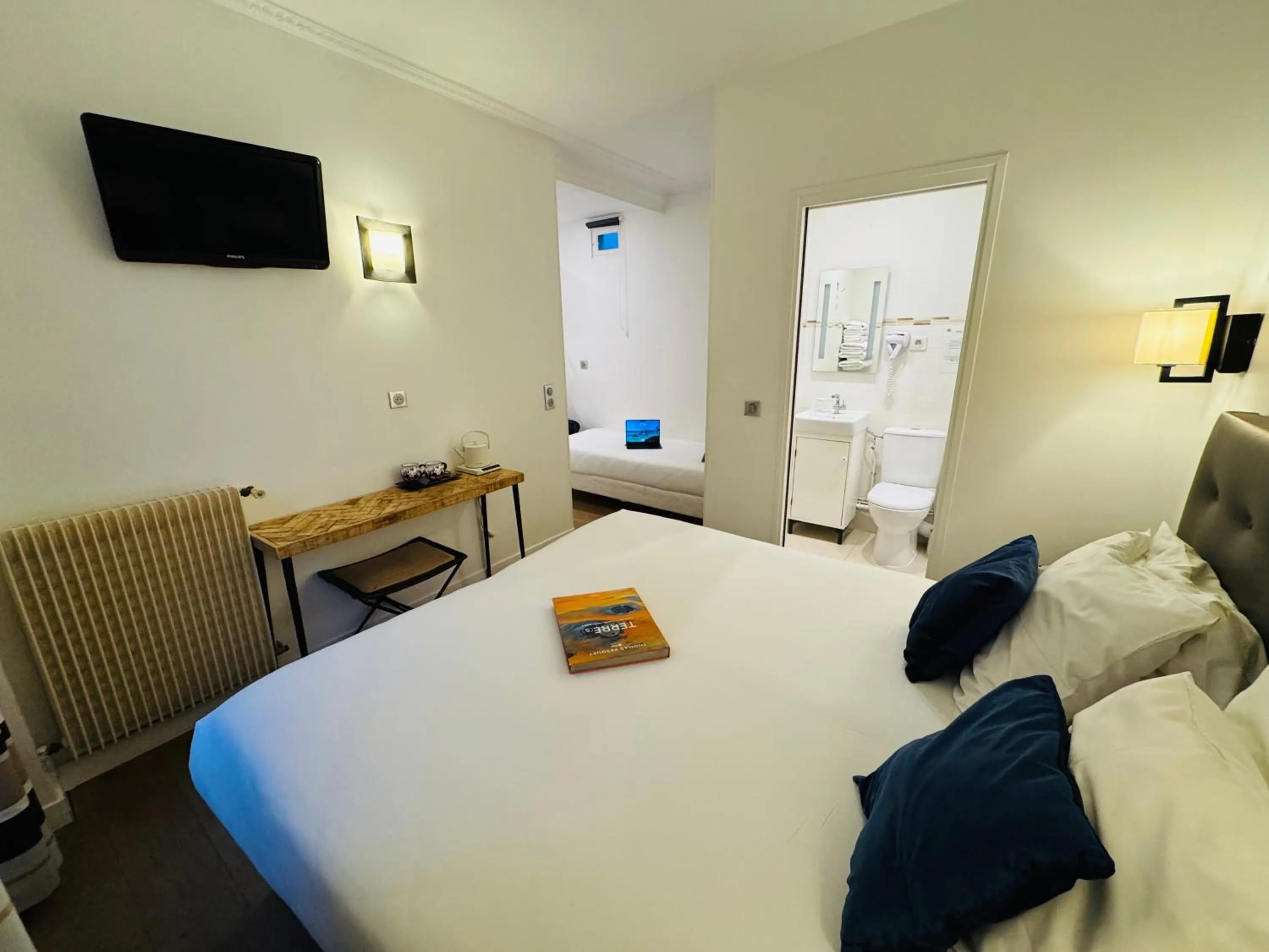 Bedroom, Bed in L'Amiral