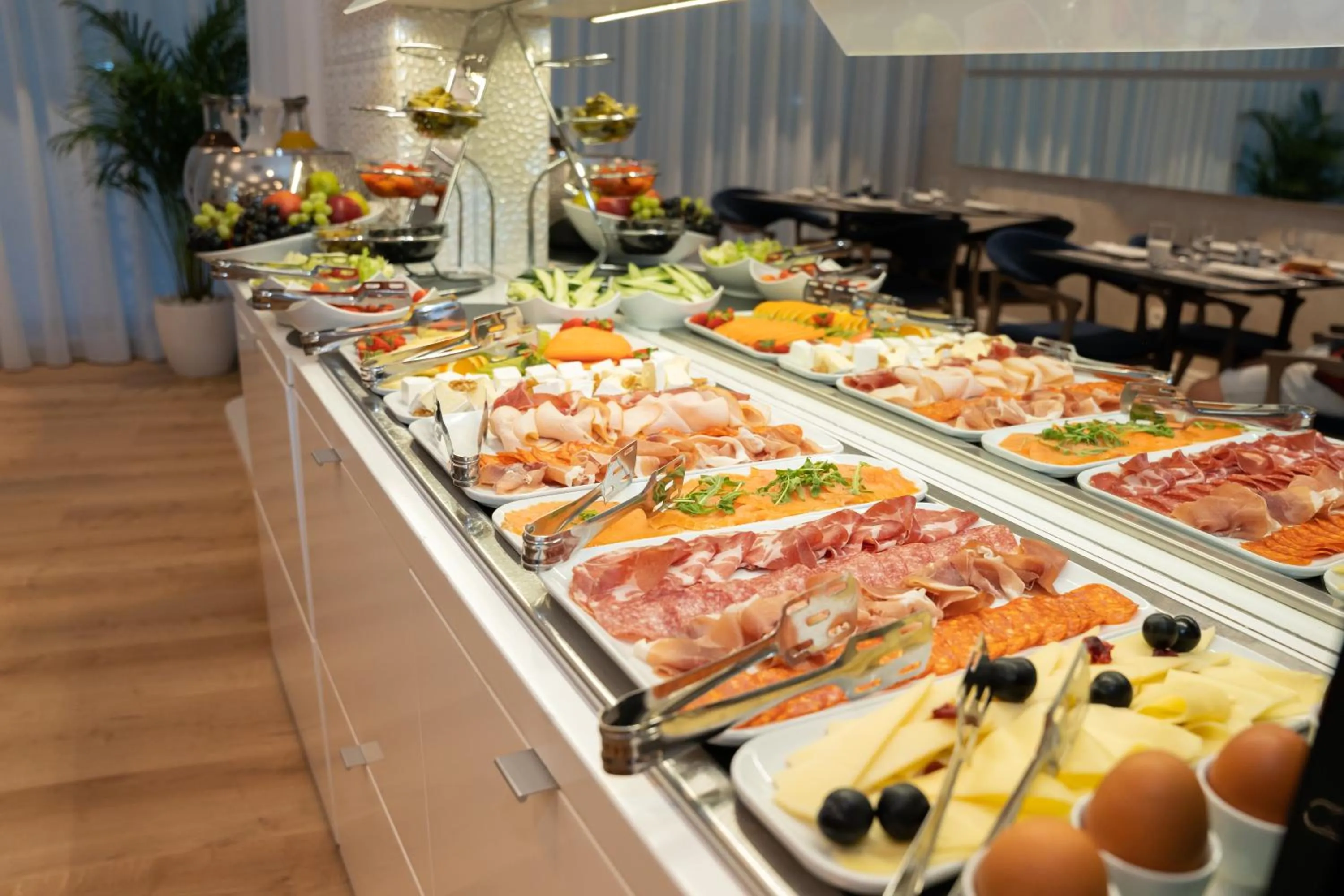 Restaurant/places to eat in Hotel Luxe