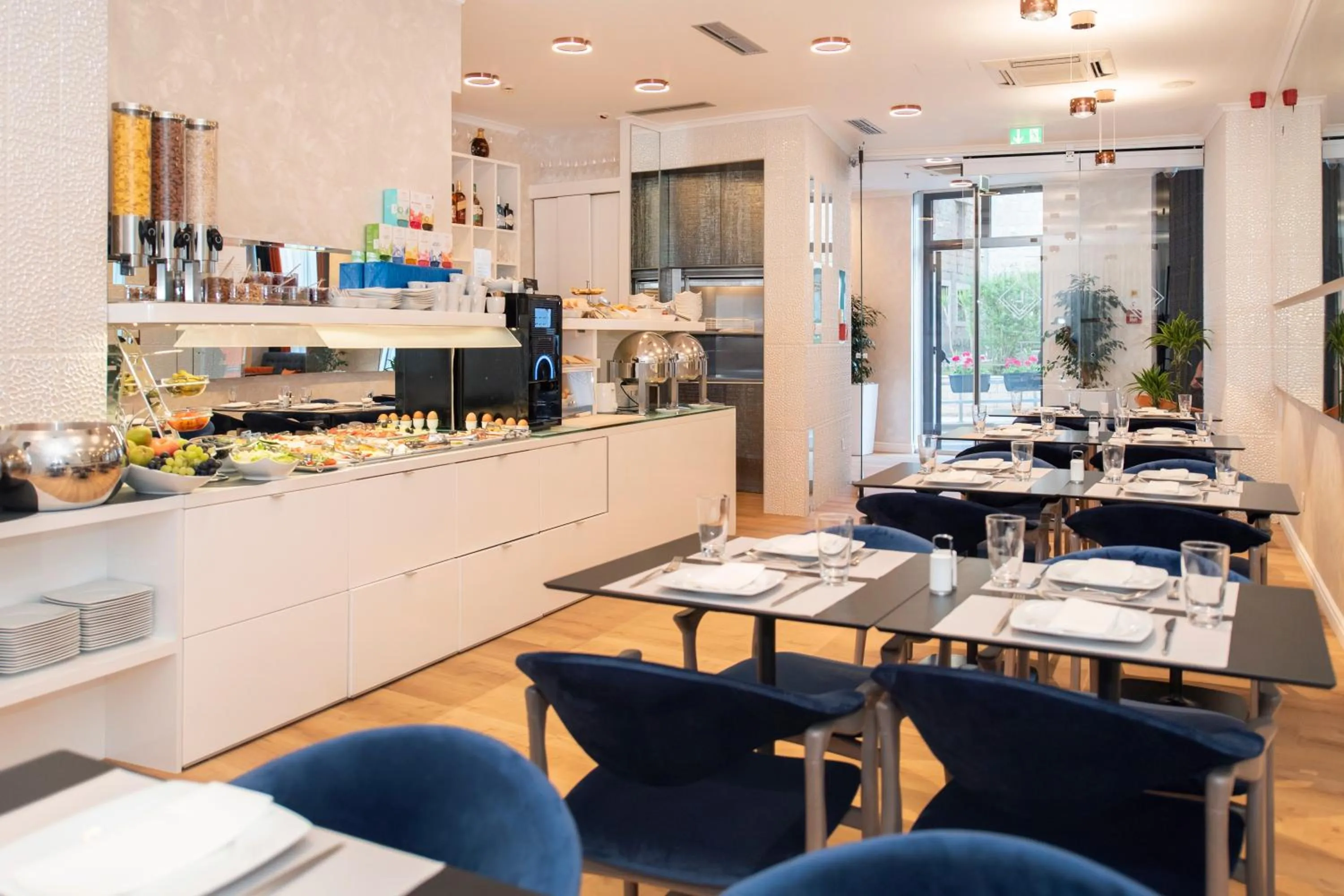 Restaurant/places to eat in Hotel Luxe