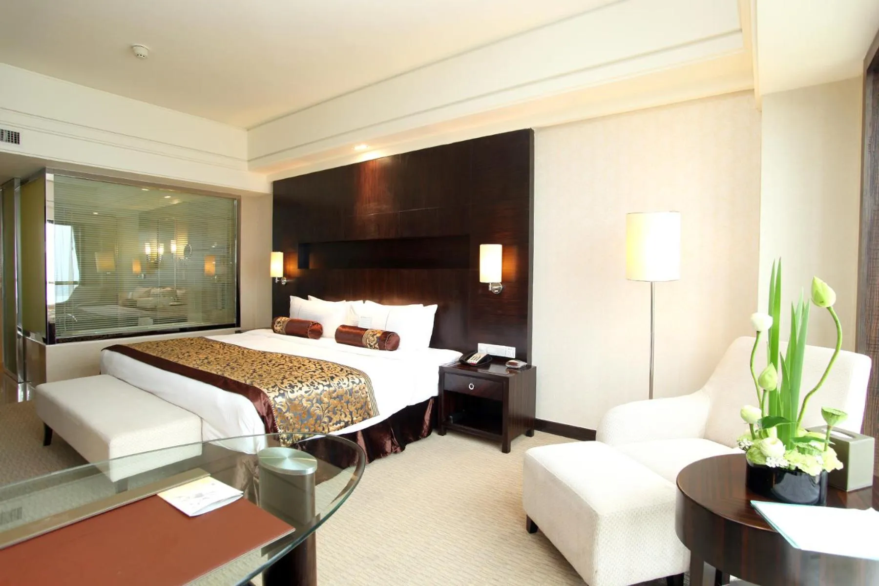 Photo of the whole room, Bed in Haiwaihai Grand Hotel Ma'anshan