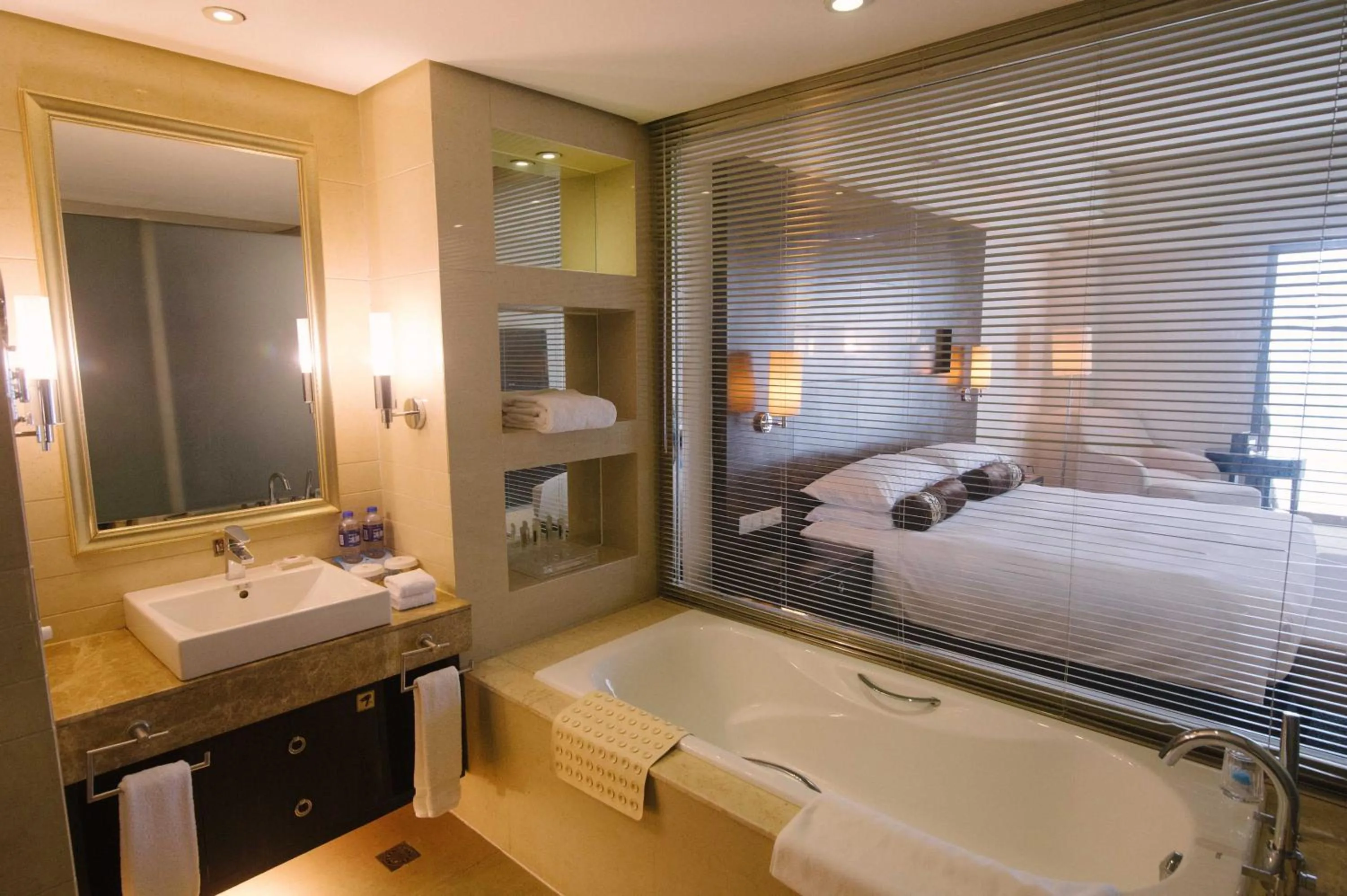 Bathroom, Bed in Haiwaihai Grand Hotel Ma'anshan