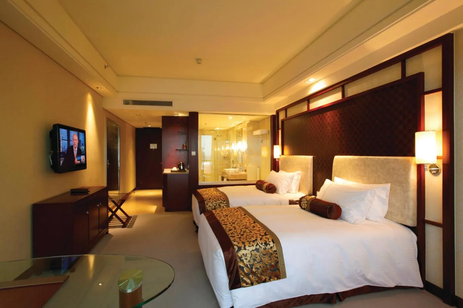 Photo of the whole room, Bed in Haiwaihai Grand Hotel Ma'anshan