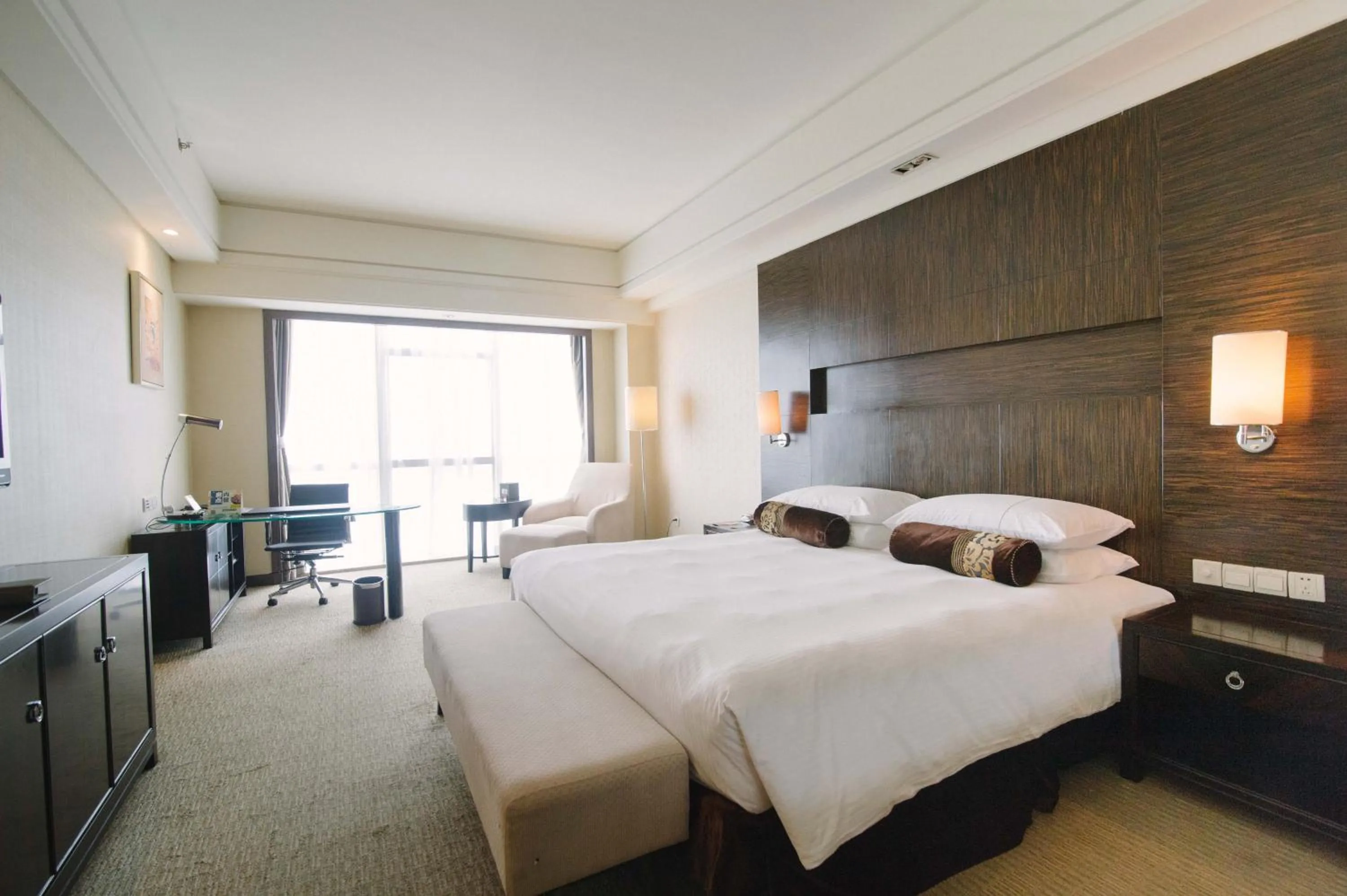 Photo of the whole room, Bed in Haiwaihai Grand Hotel Ma'anshan