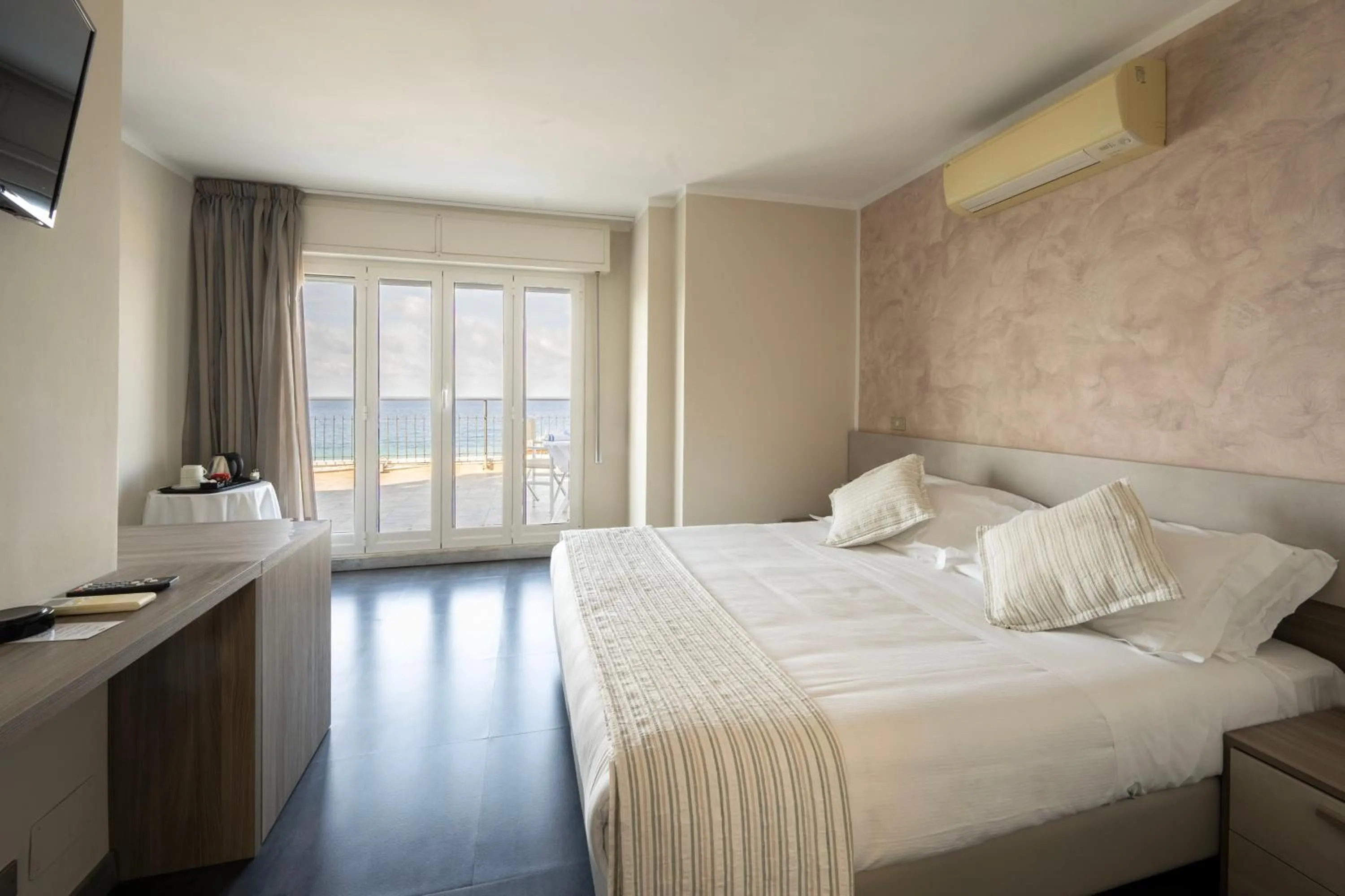 Bedroom, Bed in Hotel Mediterraneo