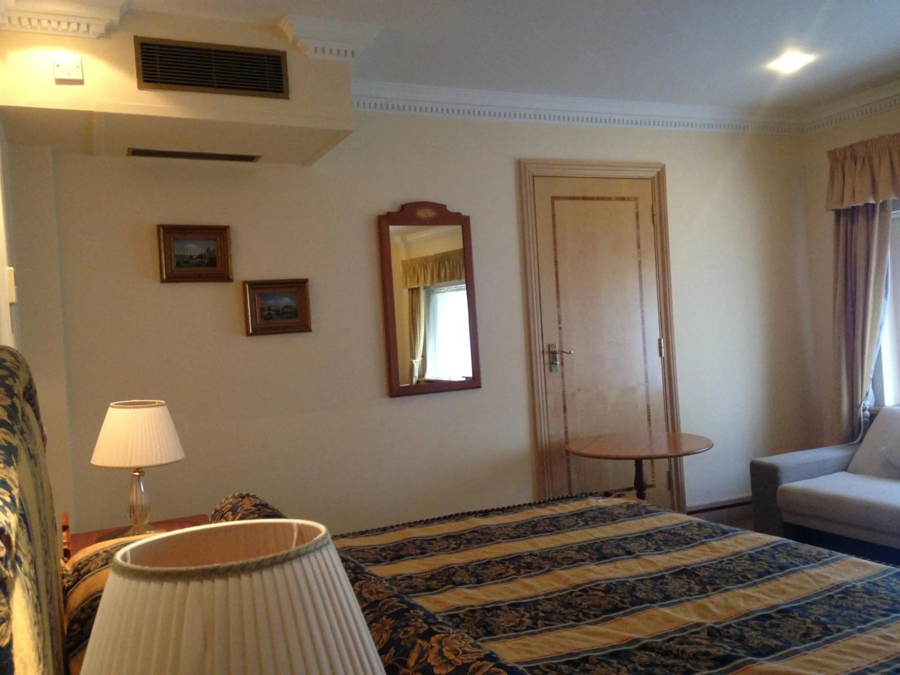 Photo of the whole room, Bed in Troy Hotel