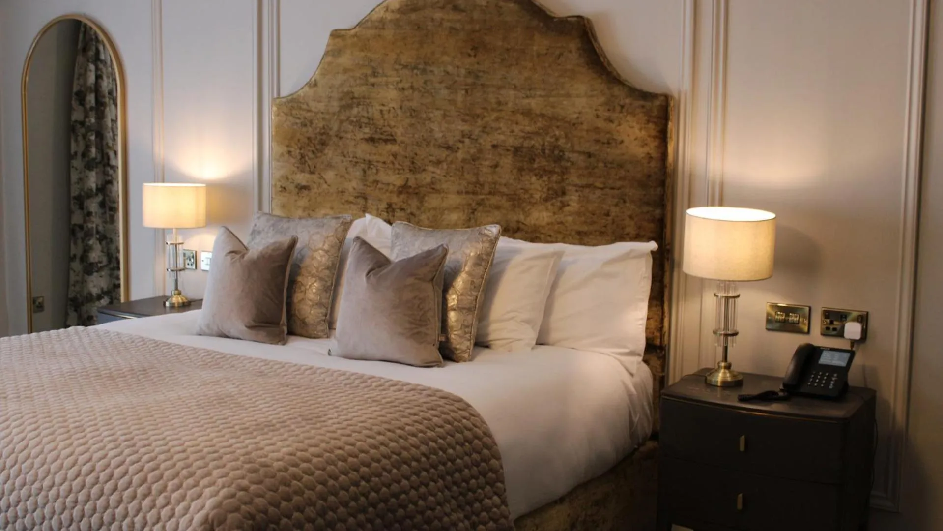 Bedroom, Bed in Woodford Dolmen Hotel Carlow