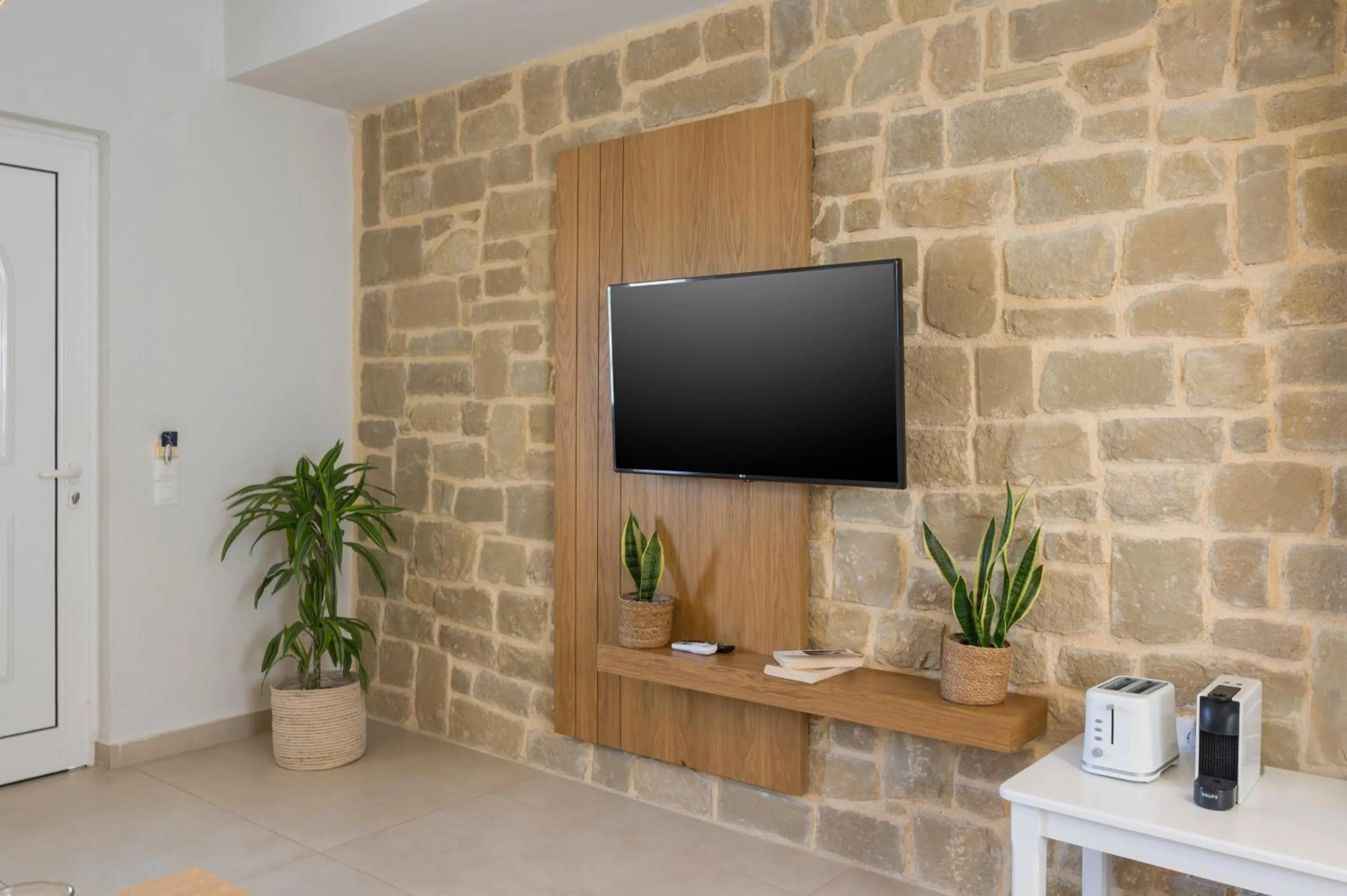 TV and multimedia in Esplanade Apartments - Heated Pool