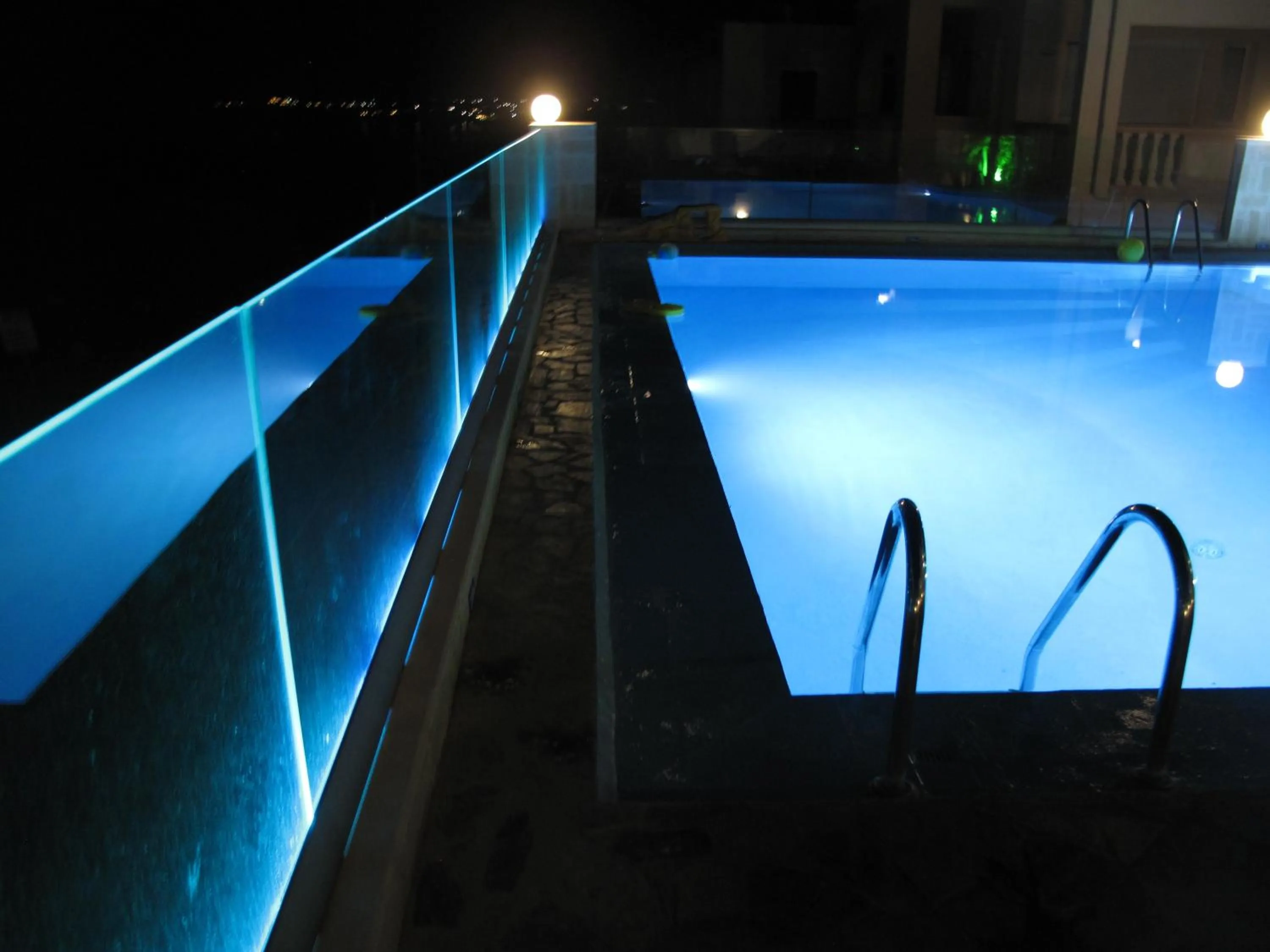 Swimming pool in Esplanade Apartments - Heated Pool