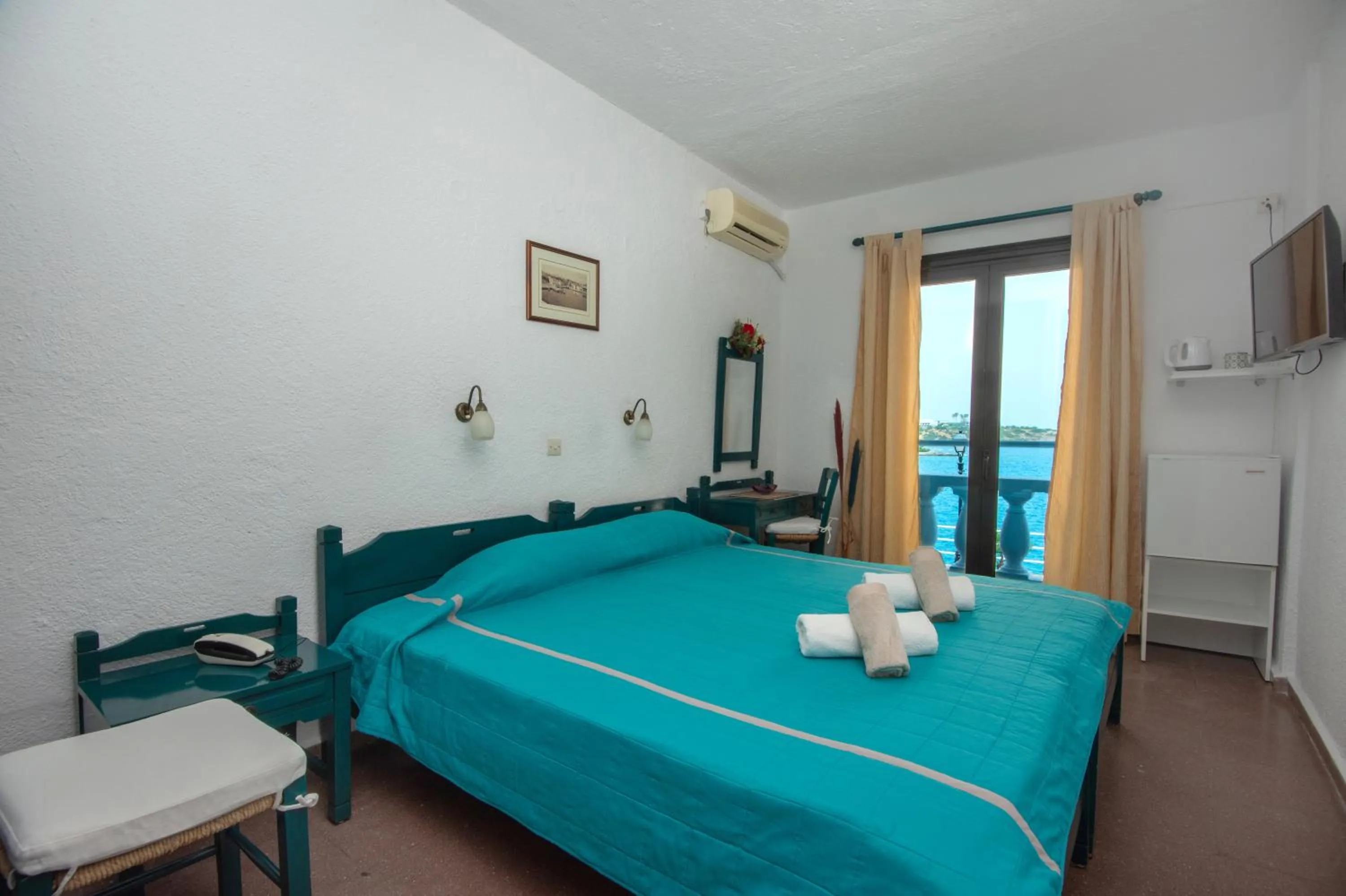 Bedroom, Bed in Victoria Hotel