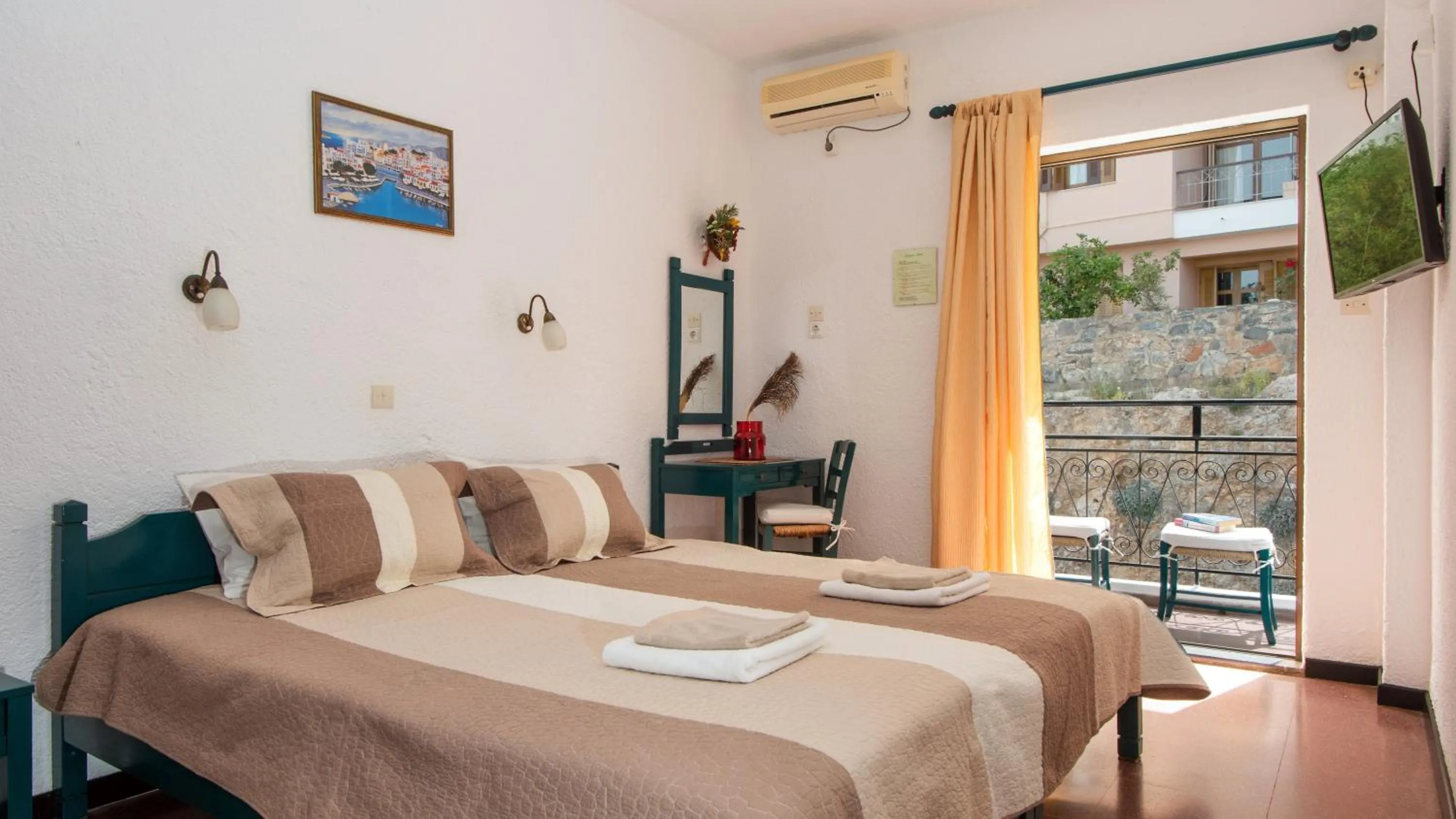 Bedroom, Bed in Victoria Hotel