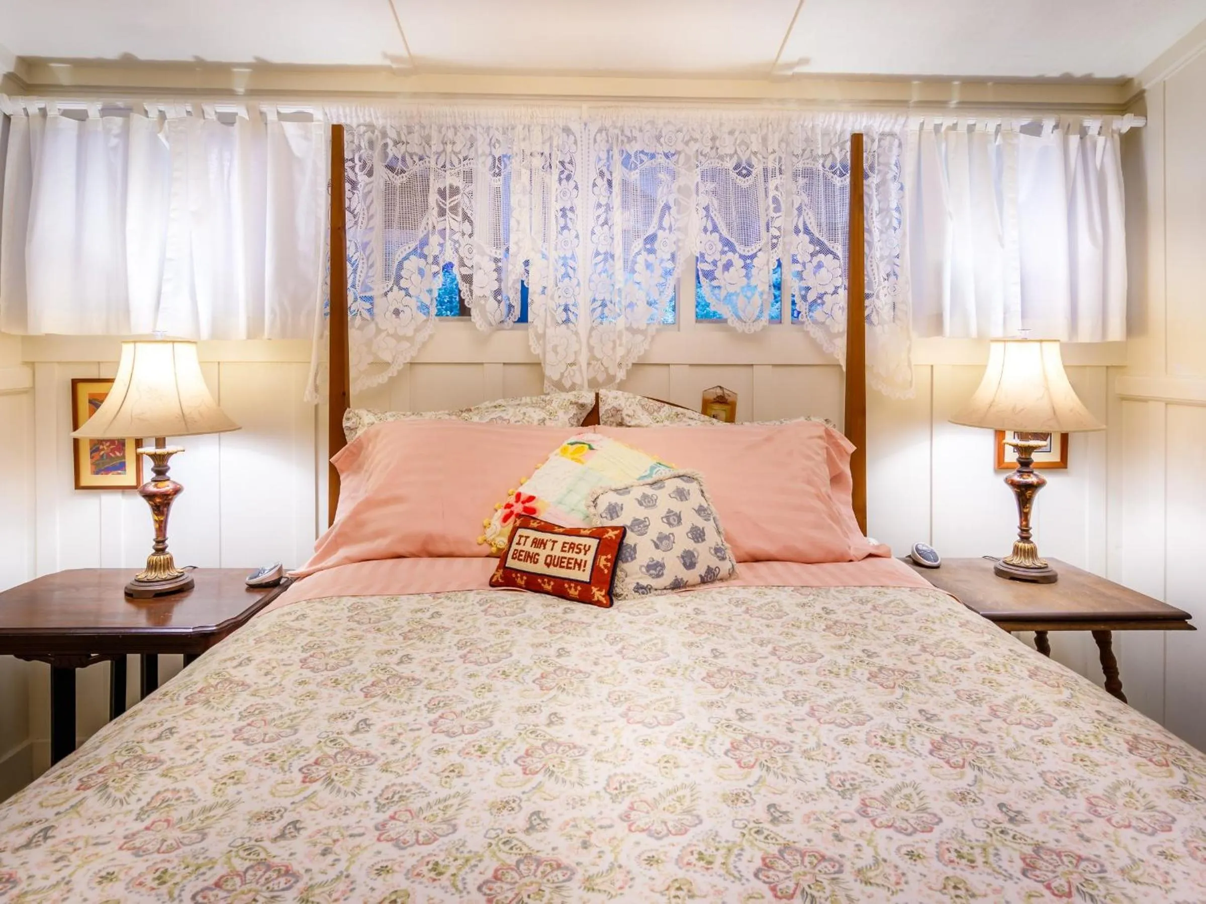 Bedroom, Bed in Volcano Teapot Cottage