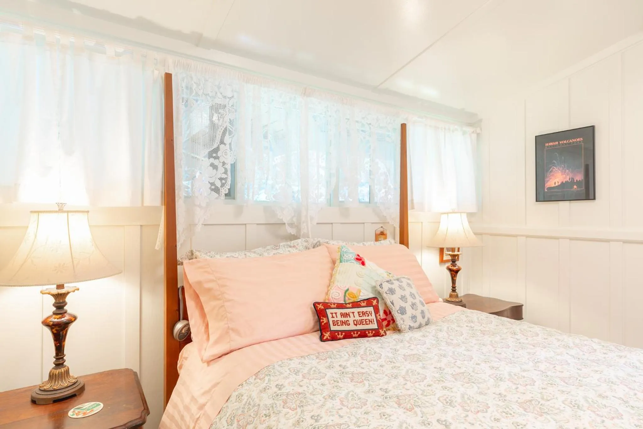 Bedroom, Bed in Volcano Teapot Cottage