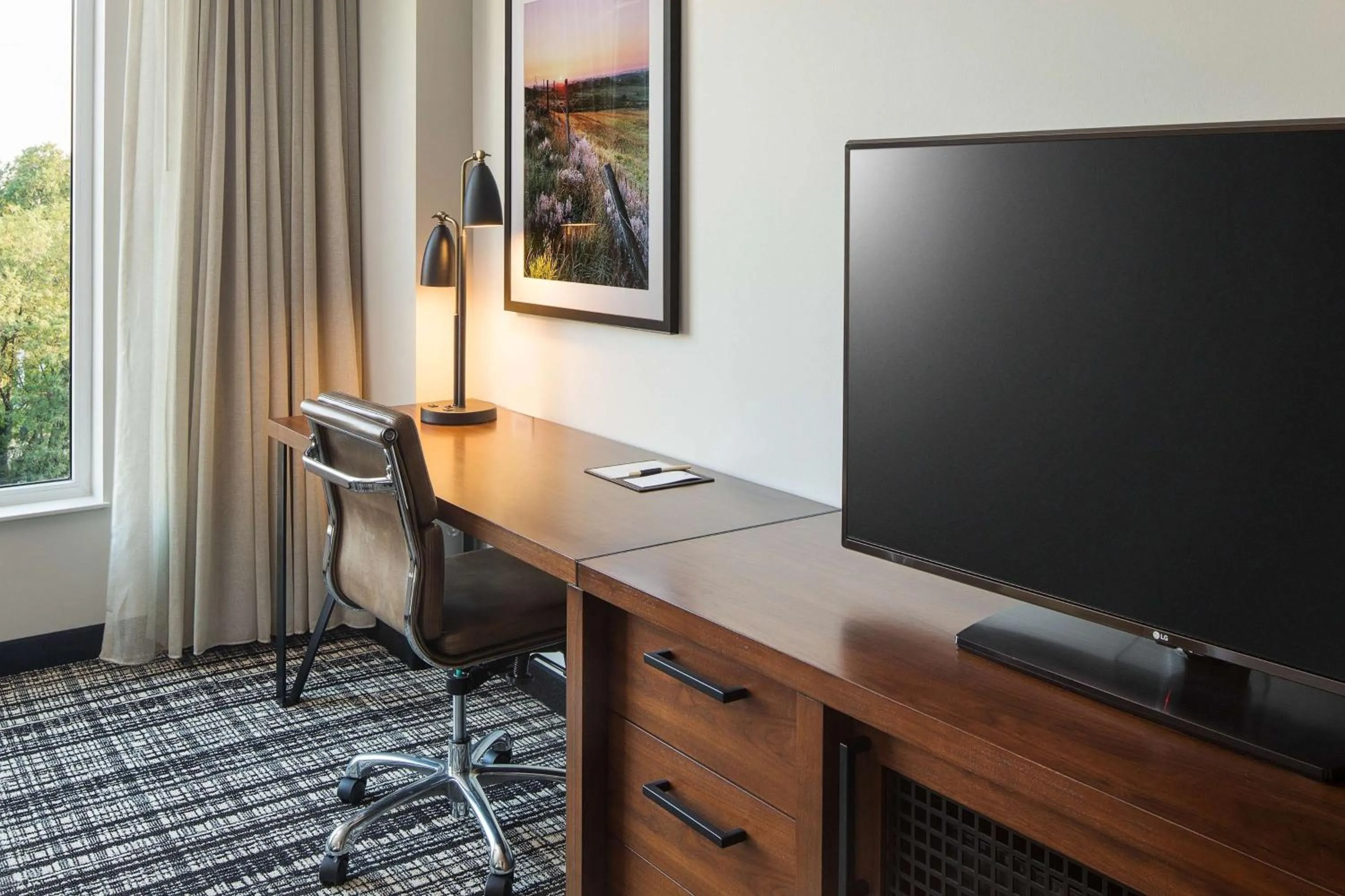 TV and multimedia in Doubletree By Hilton Greeley At Lincoln Park