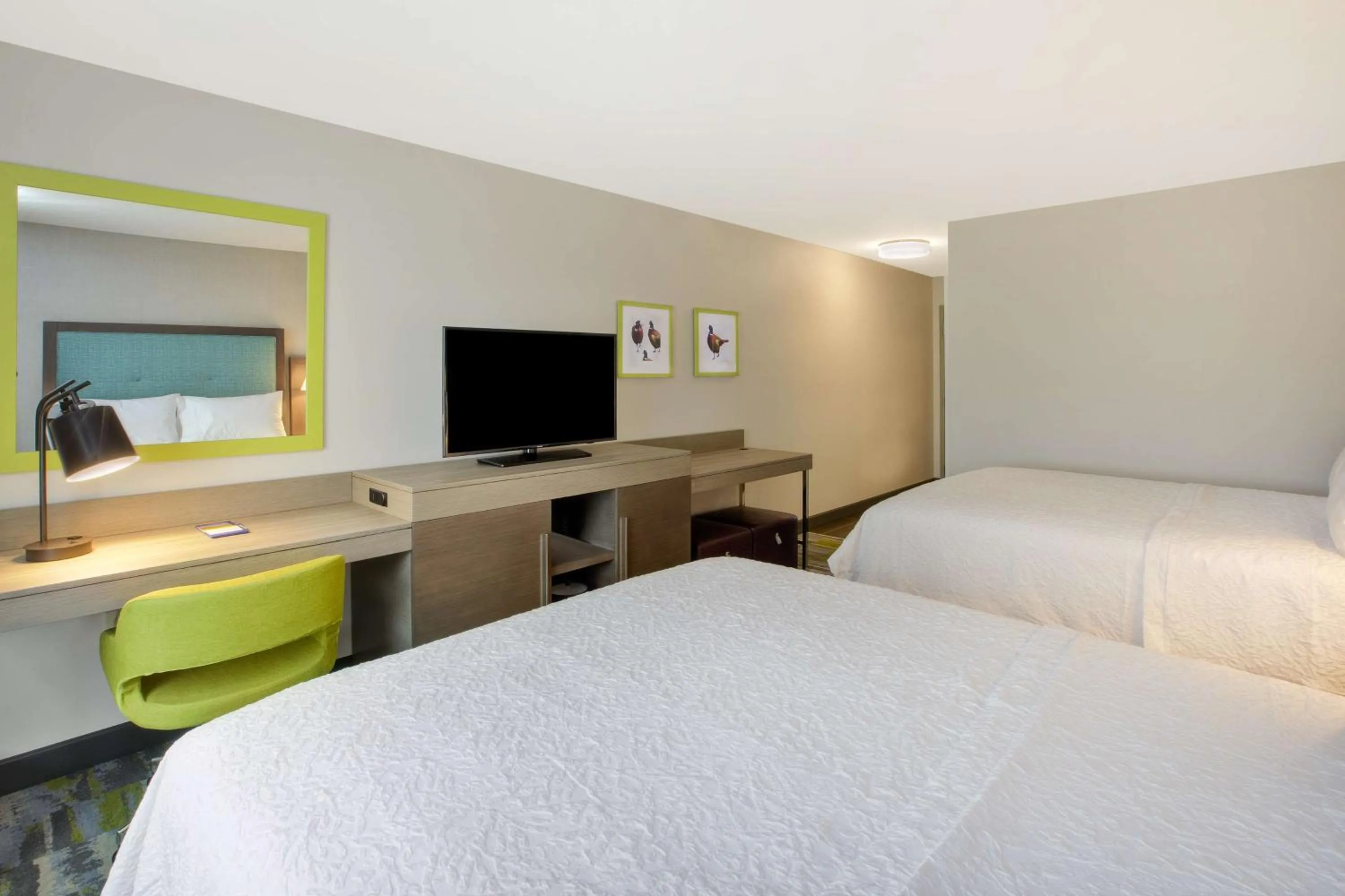 Bedroom, Bed in Hampton Inn & Suites By Hilton, Southwest Sioux Falls
