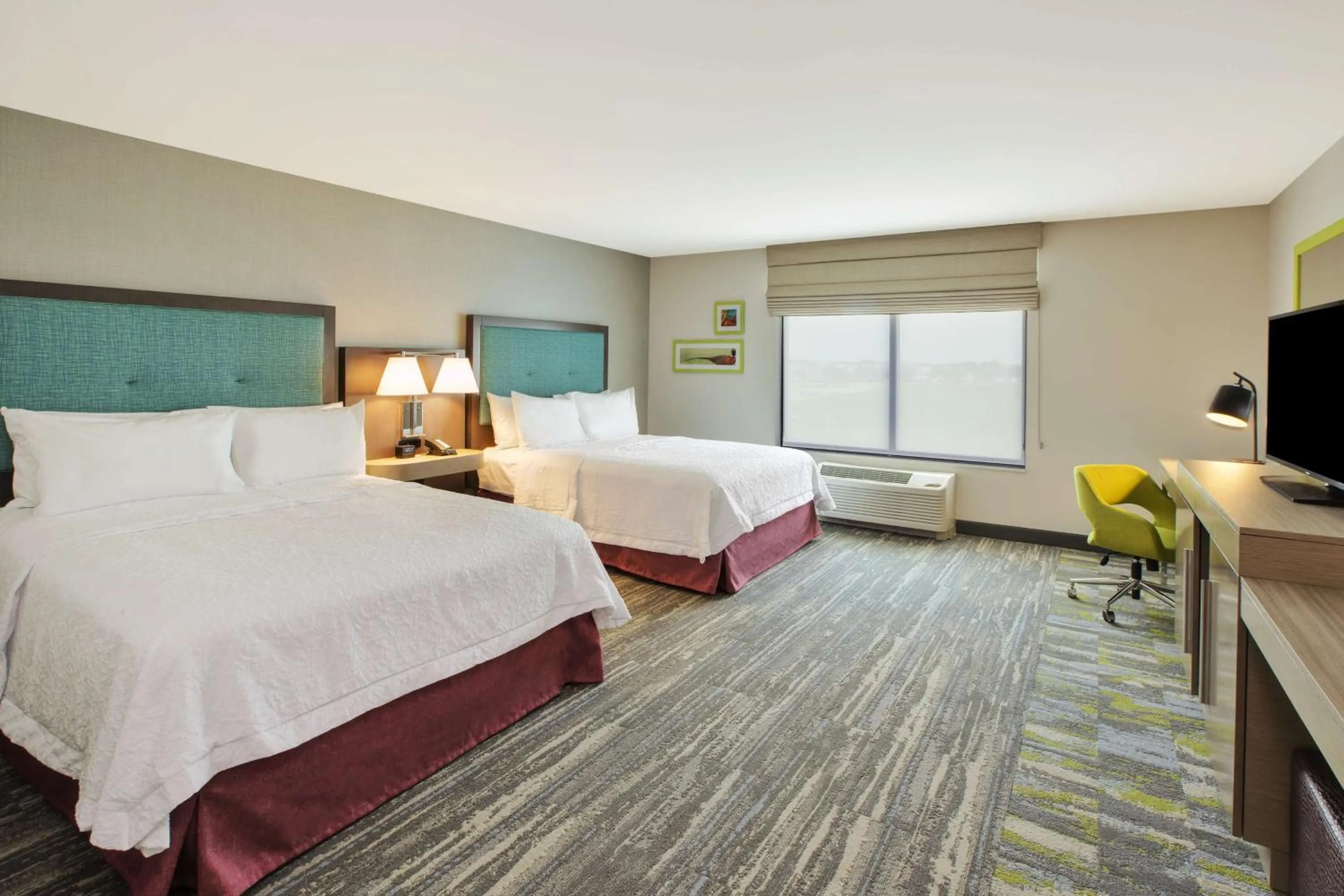 Bedroom, Bed in Hampton Inn & Suites By Hilton, Southwest Sioux Falls