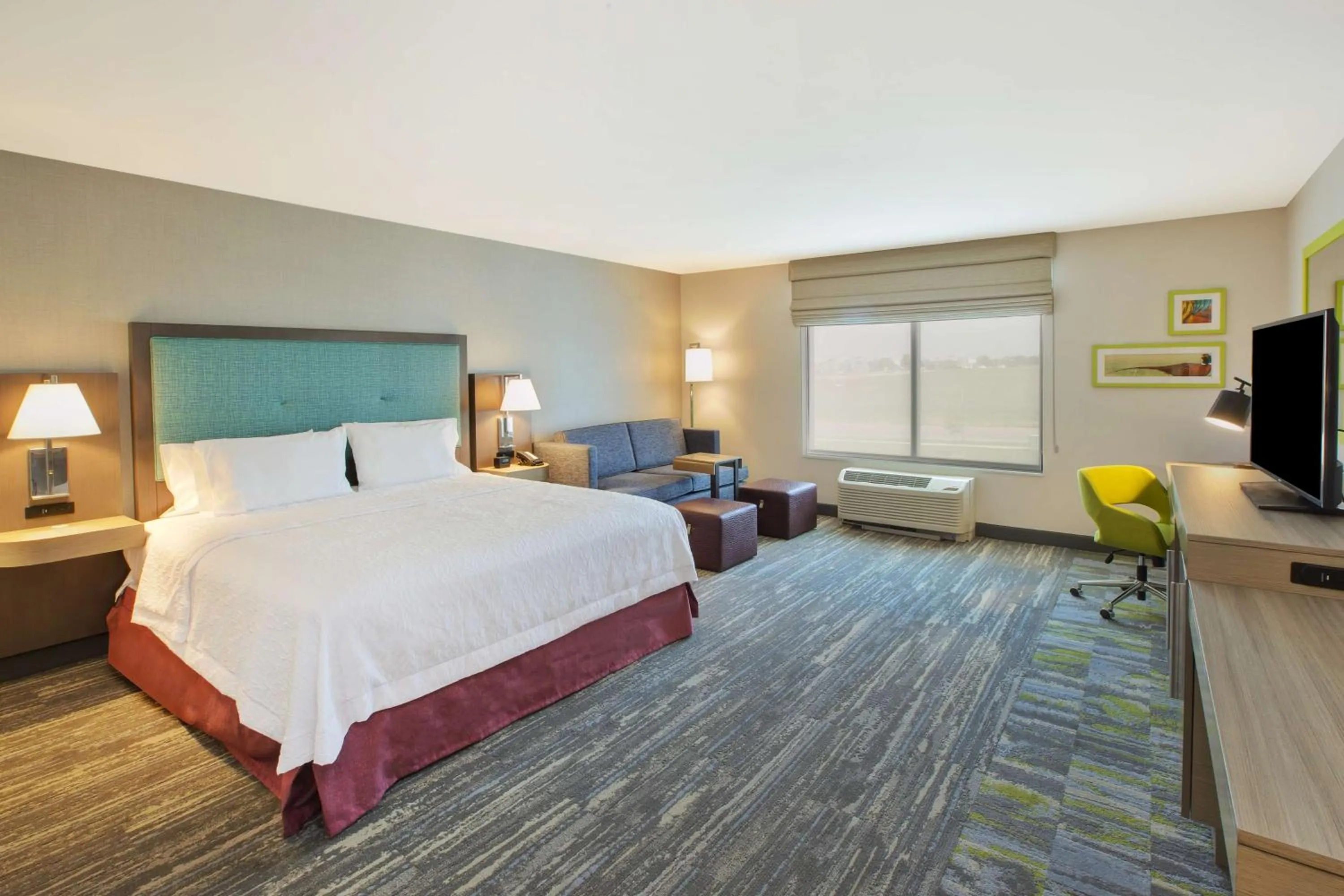 Bedroom, Bed in Hampton Inn & Suites By Hilton, Southwest Sioux Falls