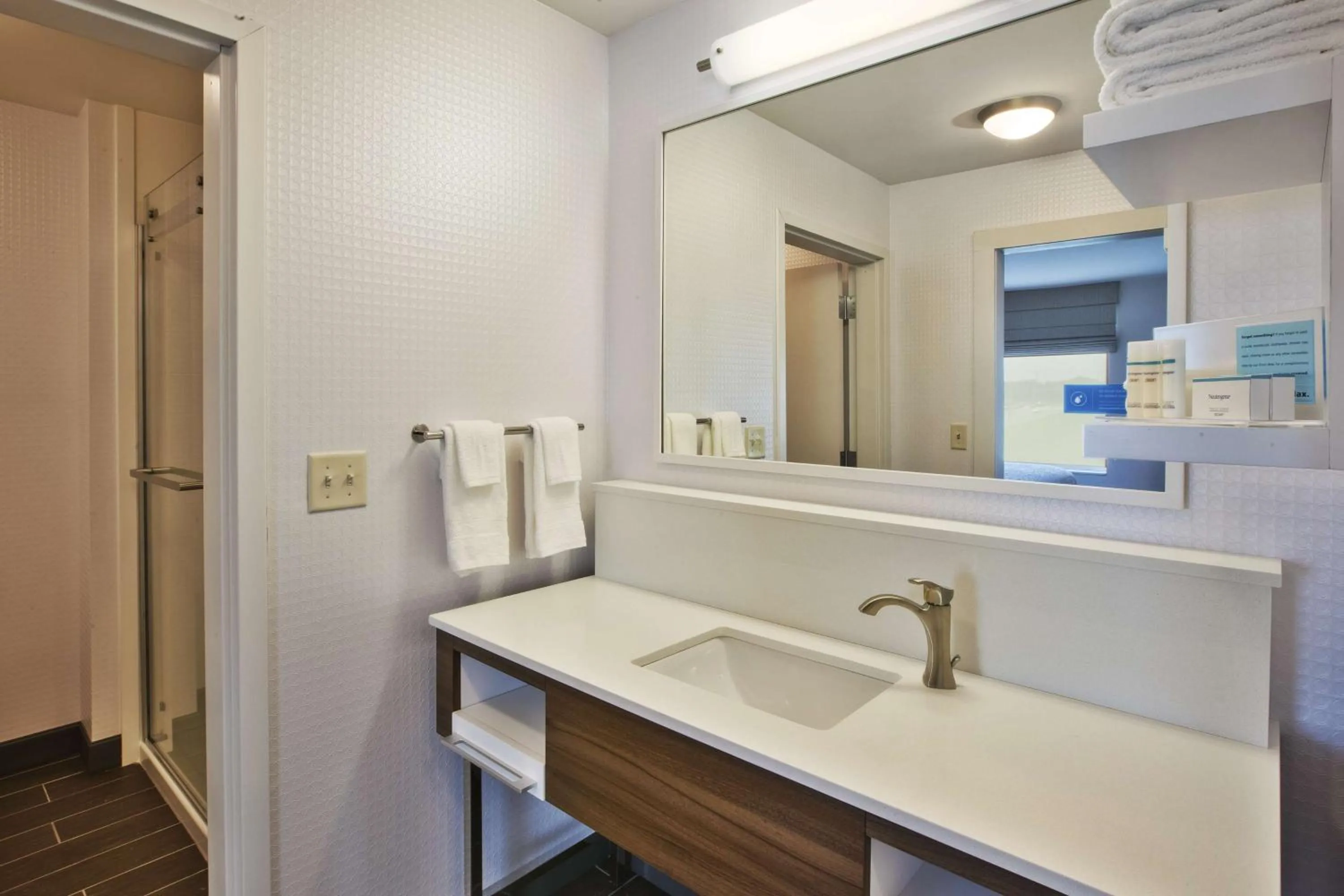Bathroom in Hampton Inn & Suites By Hilton, Southwest Sioux Falls