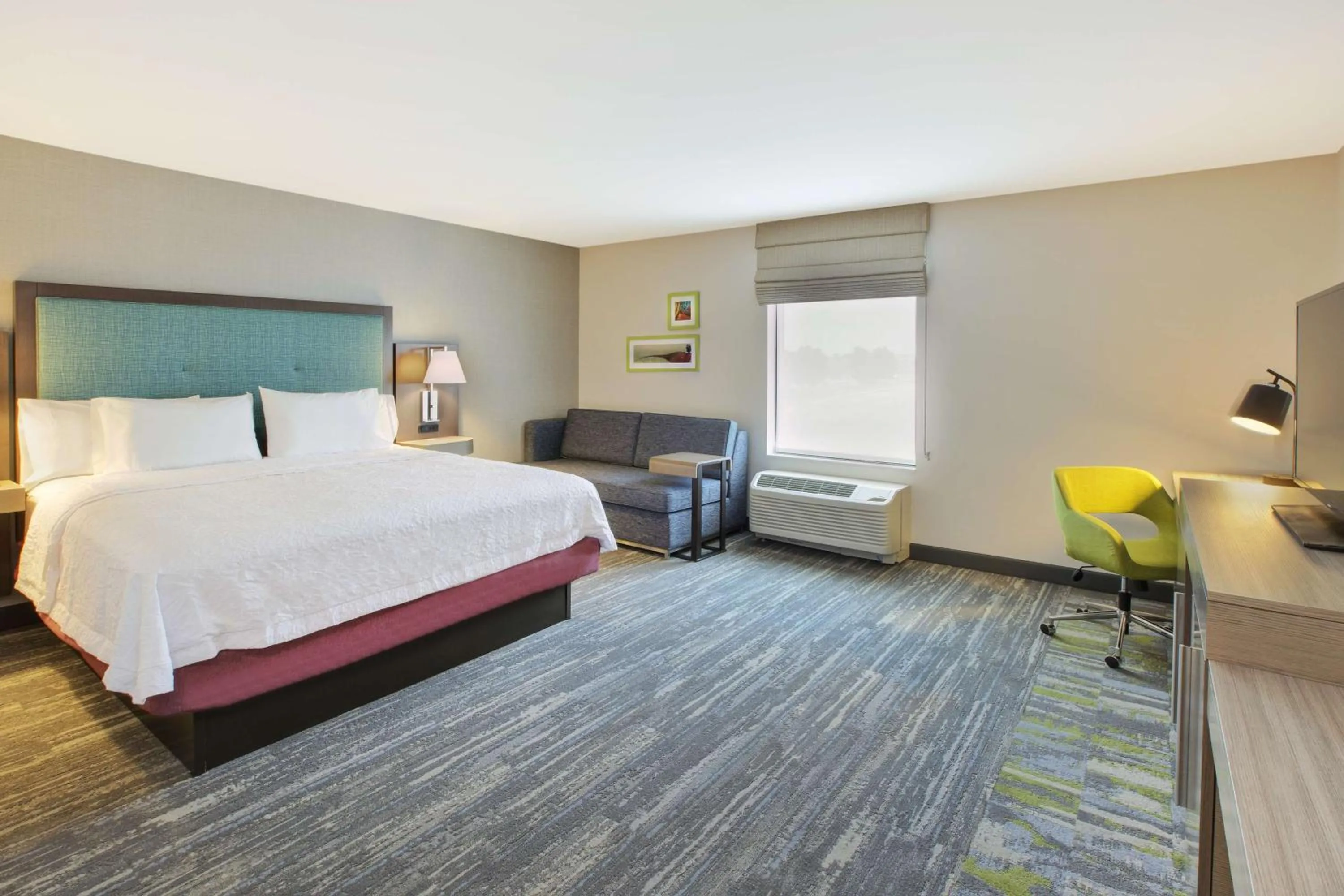 Living room, Bed in Hampton Inn & Suites By Hilton, Southwest Sioux Falls