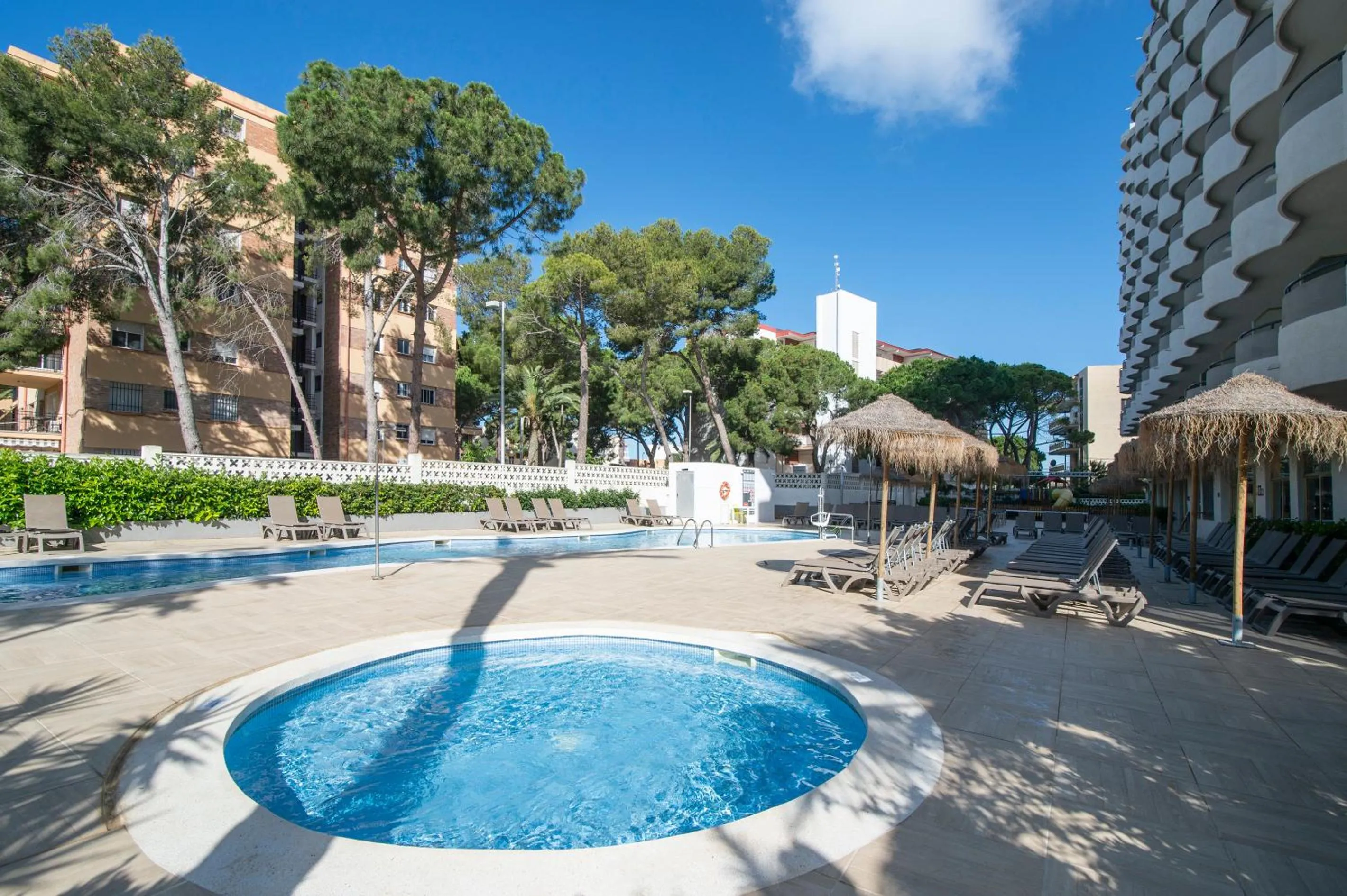 Swimming pool in Hotel Salou Sunset - Adults Recommended - by Pierre & Vacances