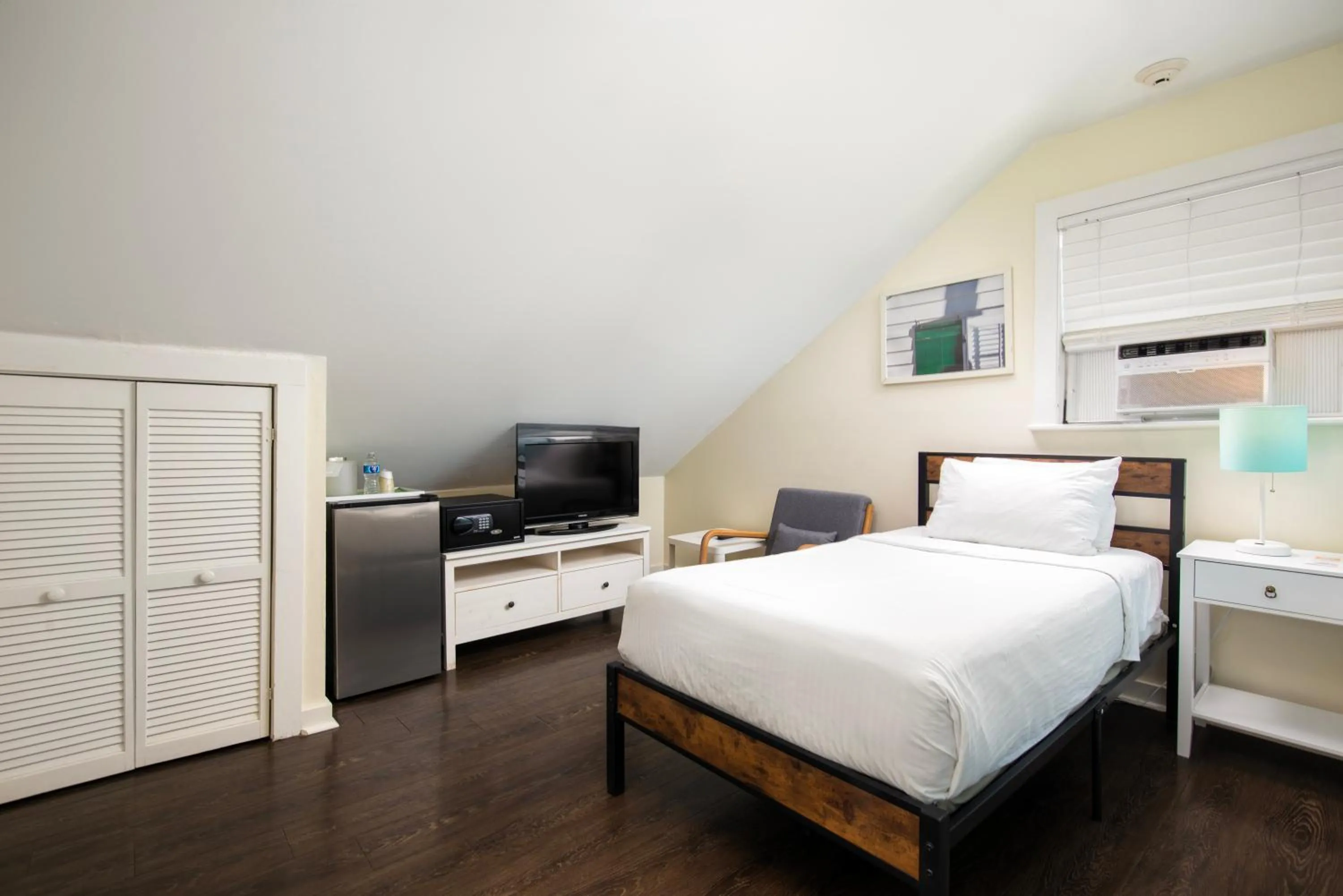 Bedroom, Bed in Southernmost Inn Adult Exclusive