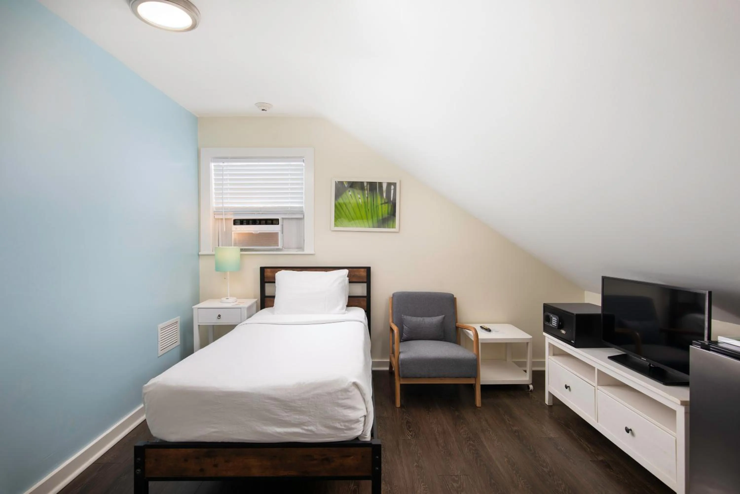 Bedroom, Bed in Southernmost Inn Adult Exclusive