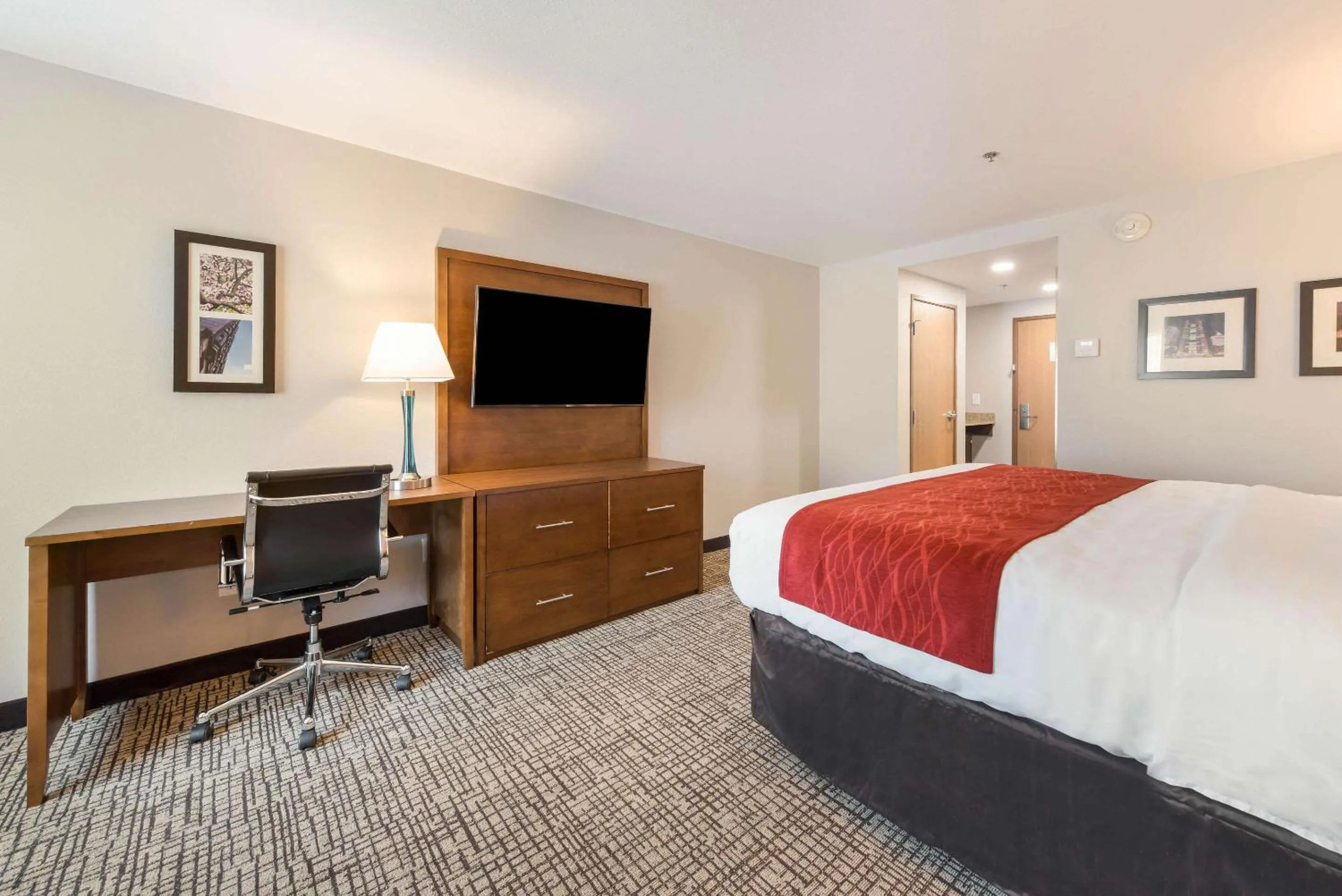 Photo of the whole room, Bed in Comfort Inn Grove City - Columbus South