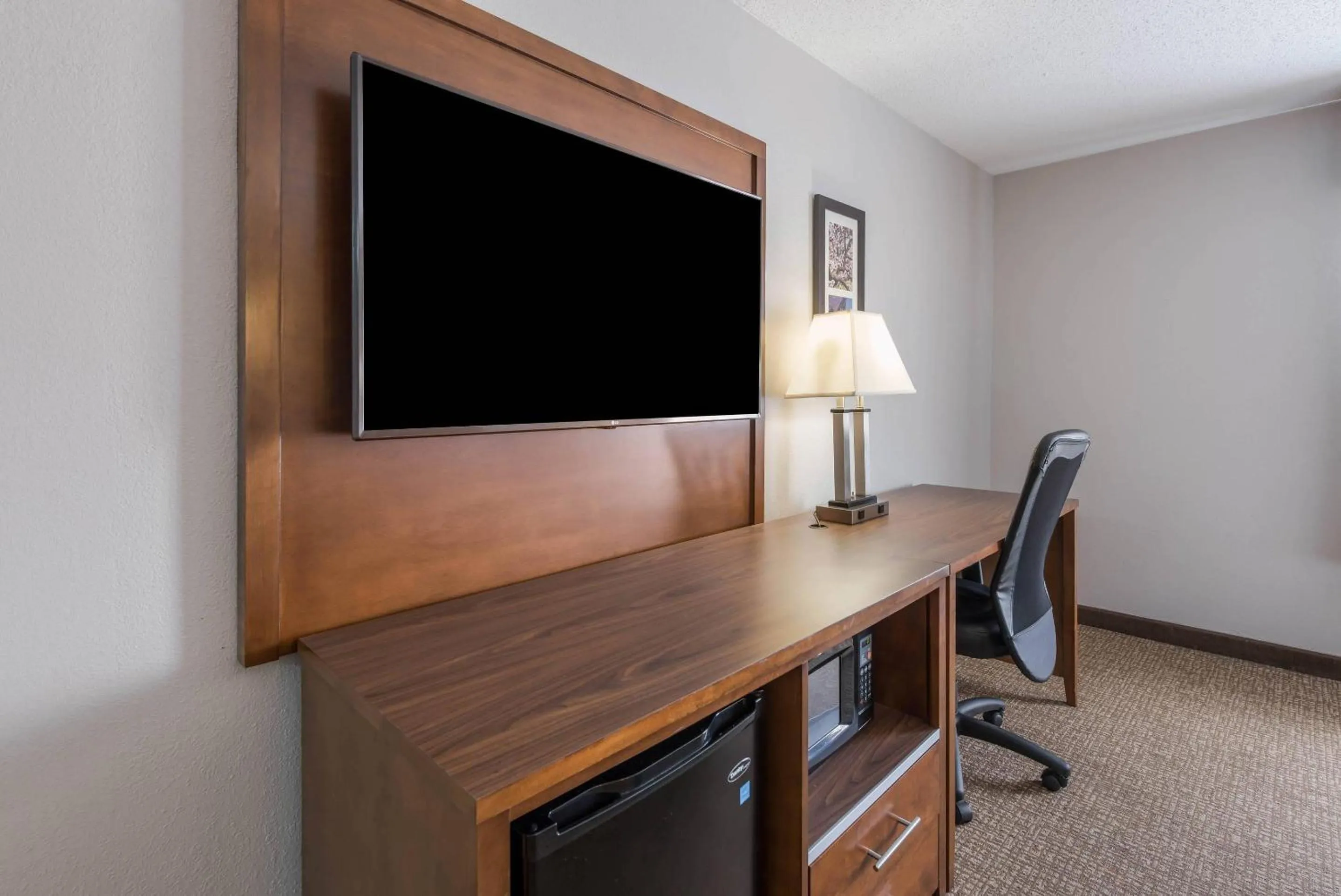 Bedroom in Comfort Inn Grove City - Columbus South