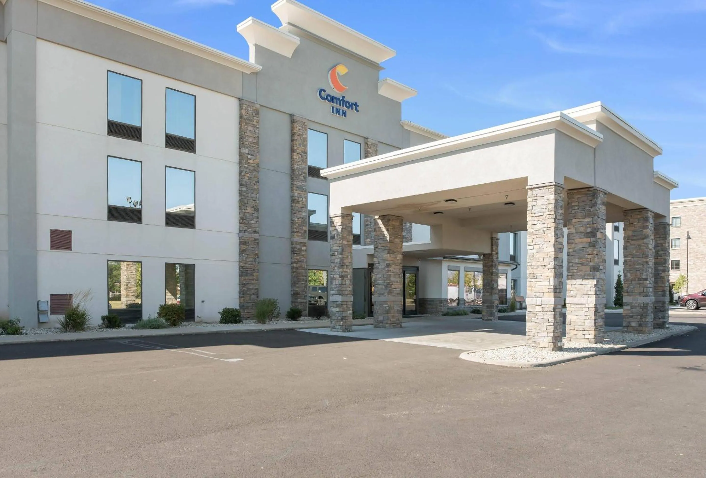 Property building in Comfort Inn Grove City - Columbus South