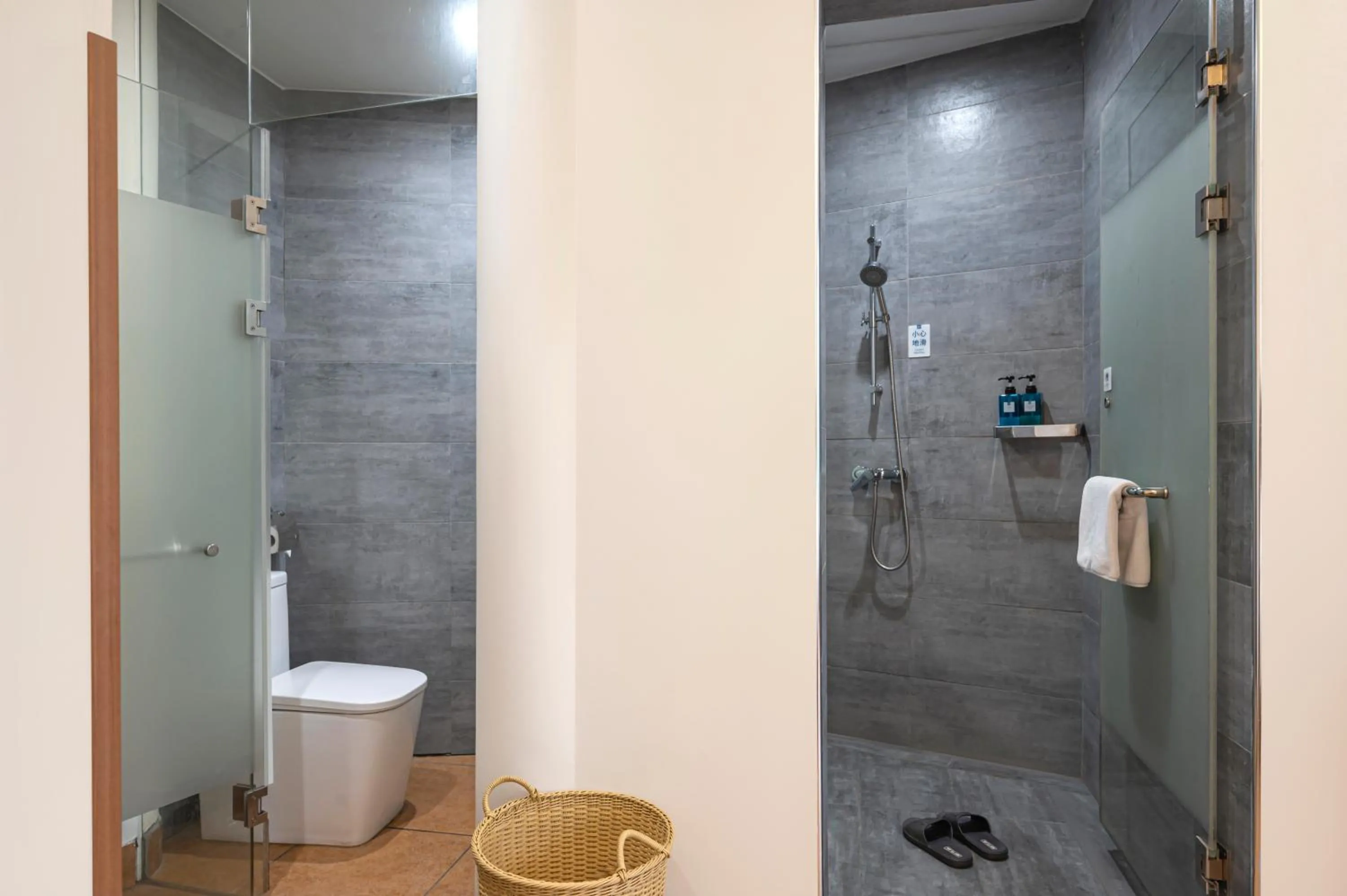 Shower in Guilin Crystal Crescent Moon Hotel