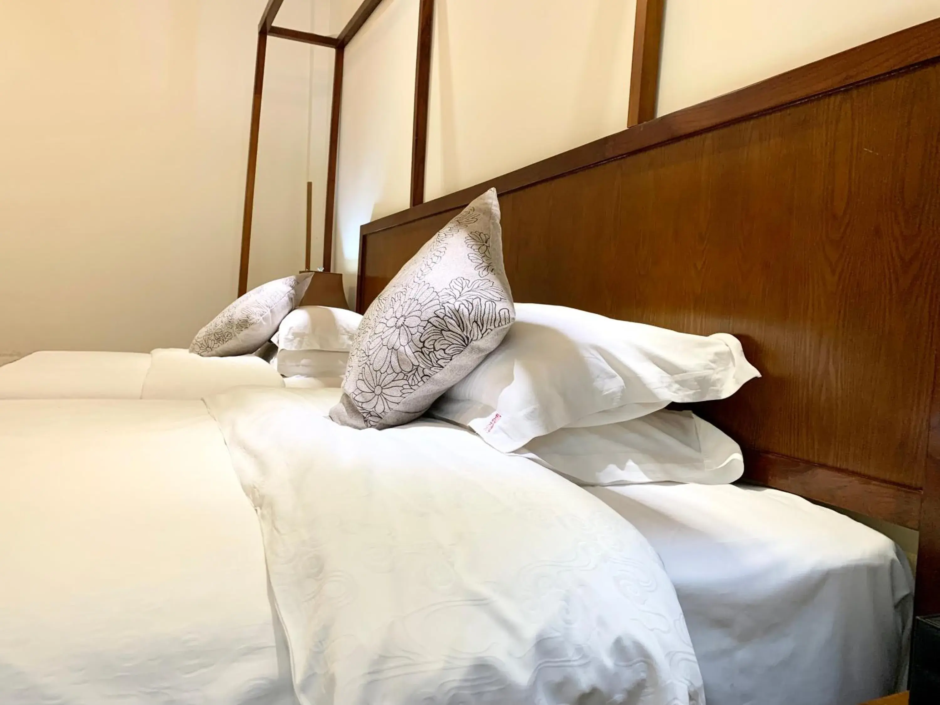 Standard Twin Room in Guilin Crystal Crescent Moon Hotel Standard Twin Room in Guilin Crystal Crescent Moon Hotel