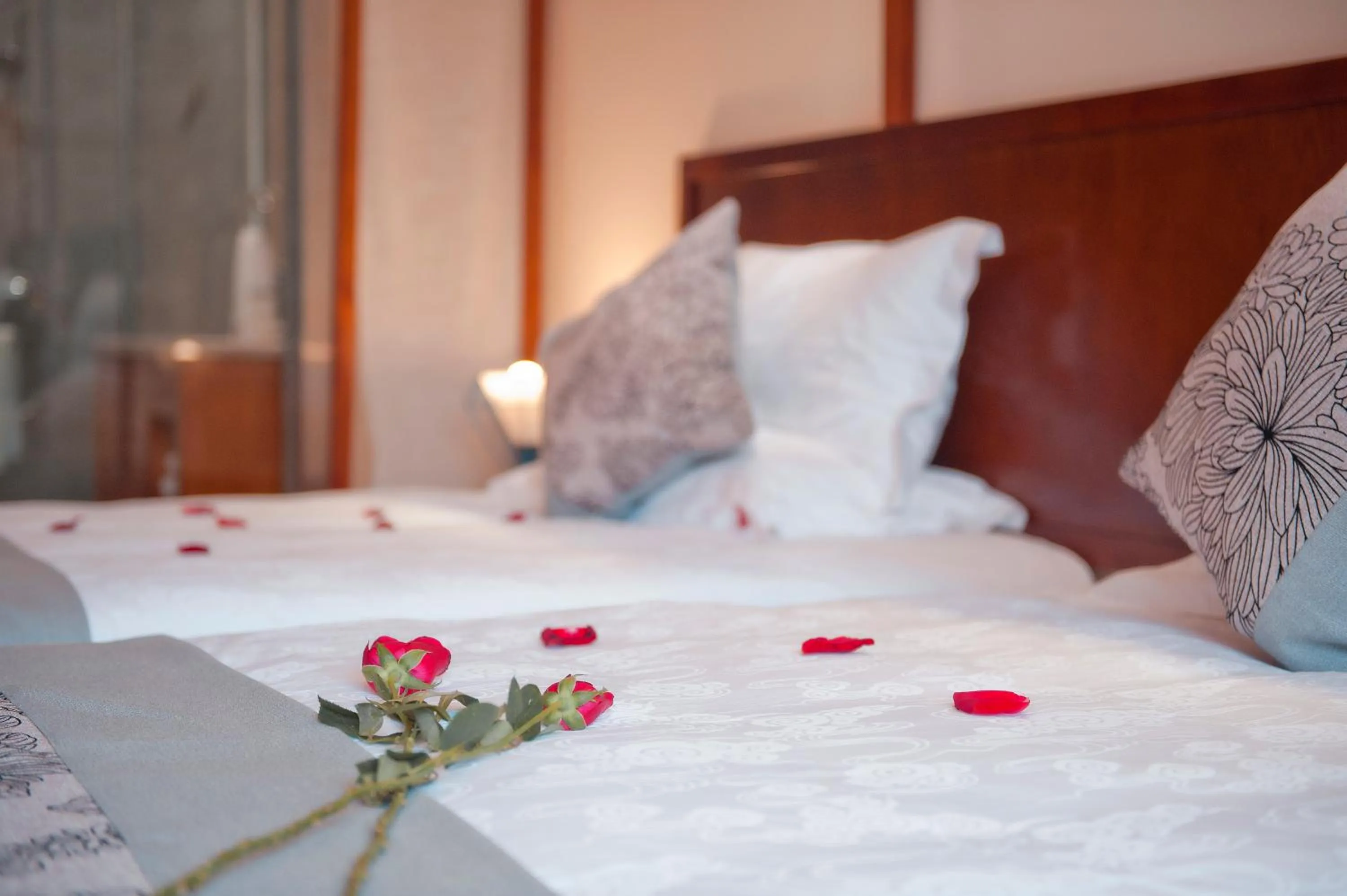 Photo of the whole room, Bed in Guilin Crystal Crescent Moon Hotel