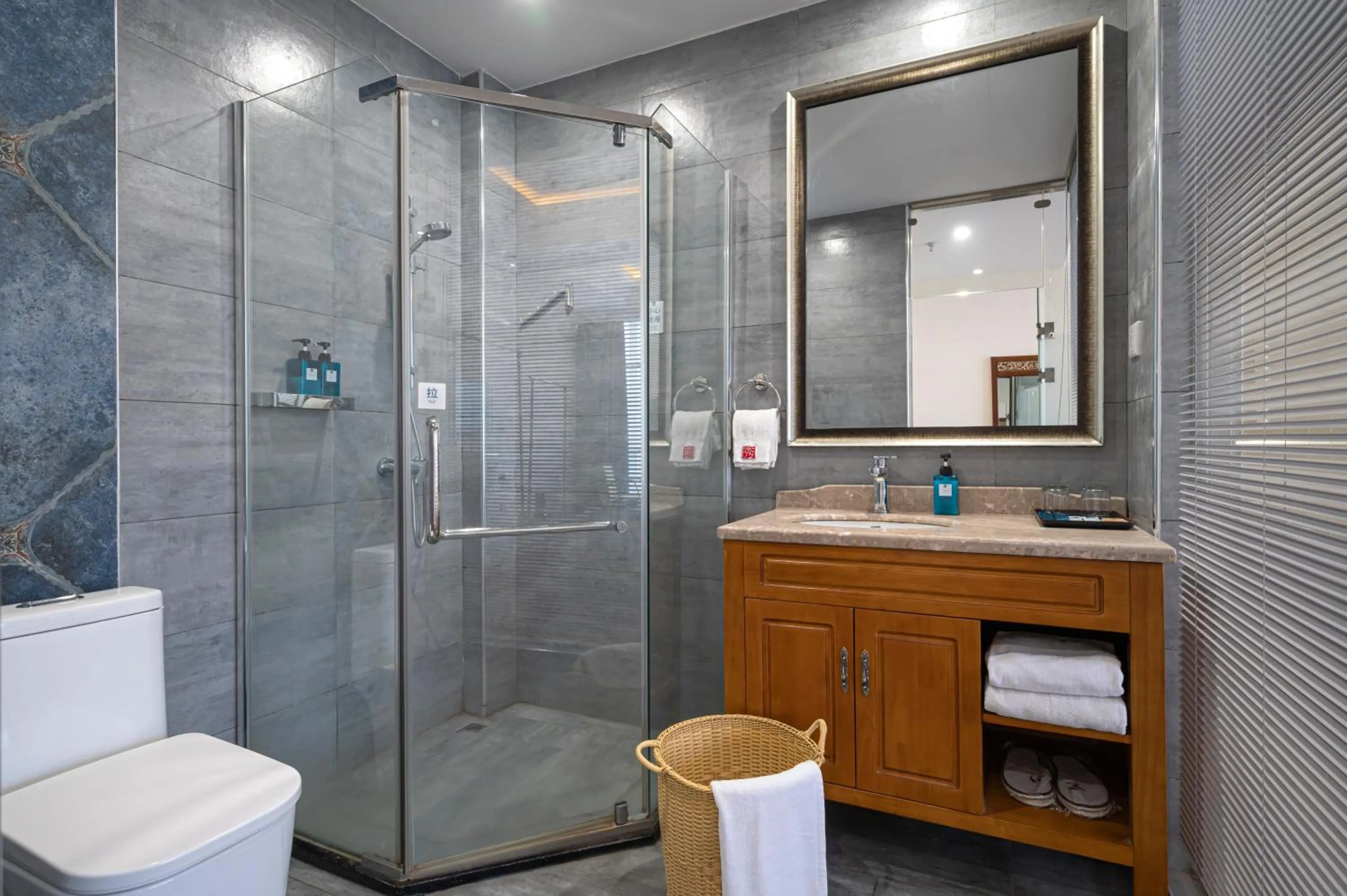 Shower in Guilin Crystal Crescent Moon Hotel