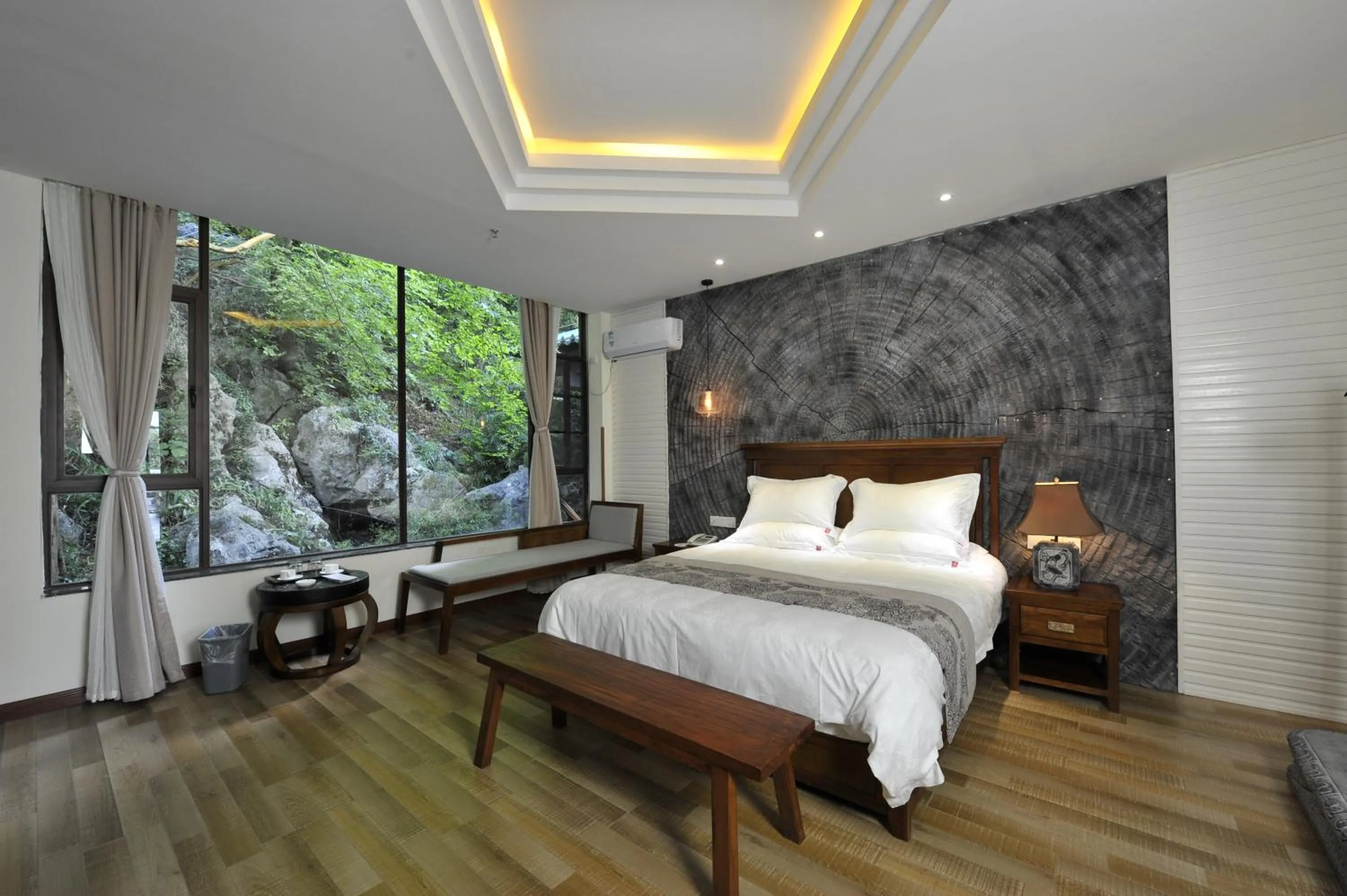 Photo of the whole room, Bed in Guilin Crystal Crescent Moon Hotel